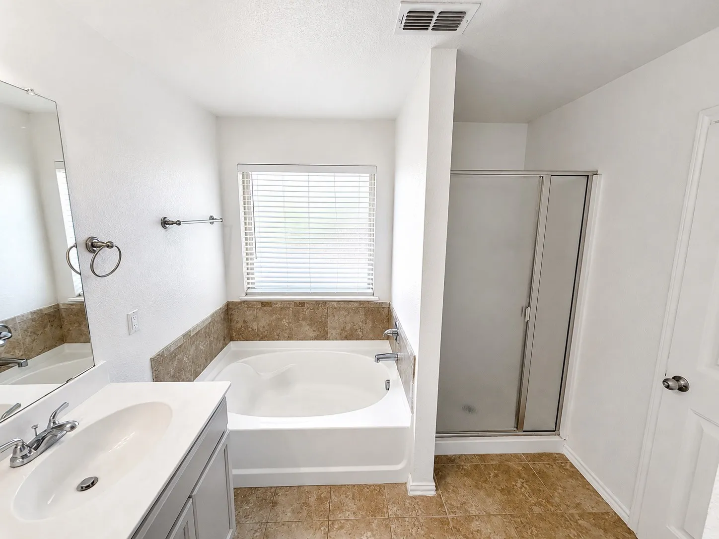 Single Family Residence For Sale in Hood County , 7322 Mistletoe Trail, Granbury, Texas 76048, 4 Bedroom, 2 Bathroom, 2 Garage spaces, 1,751 Sqft, built in 2015, mls#21360838, Real Estate Agent in Granbury, Homes For Sale in Hood county, Homes For Sale in Granbury, Realtor in Granbury Texas, Real Estate Brokerage Independent Realty Texas, Luminita Cordes Realtor