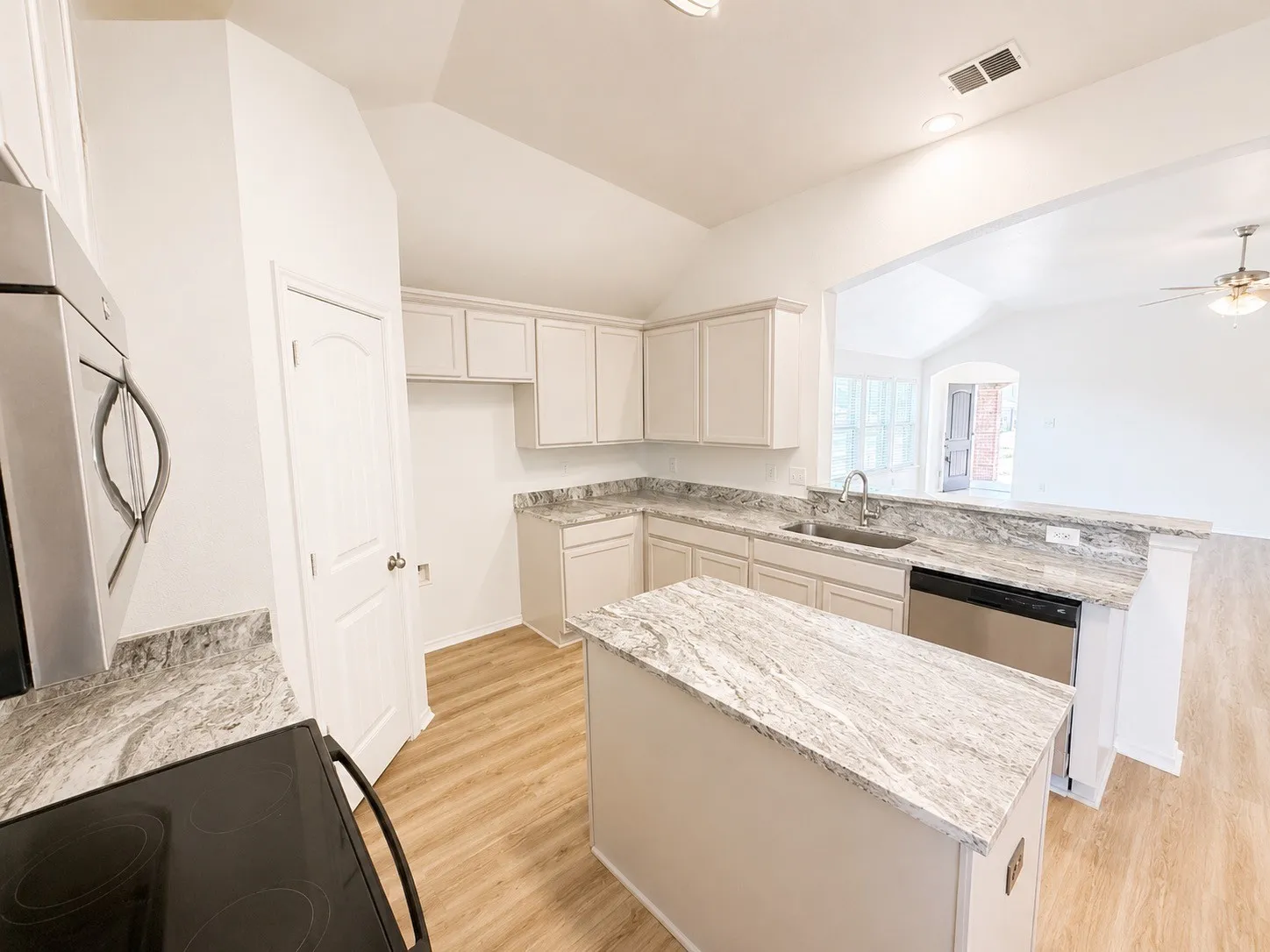 Single Family Residence For Sale in Hood County , 7322 Mistletoe Trail, Granbury, Texas 76048, 4 Bedroom, 2 Bathroom, 2 Garage spaces, 1,751 Sqft, built in 2015, mls#21360838, Real Estate Agent in Granbury, Homes For Sale in Hood county, Homes For Sale in Granbury, Realtor in Granbury Texas, Real Estate Brokerage Independent Realty Texas, Luminita Cordes Realtor