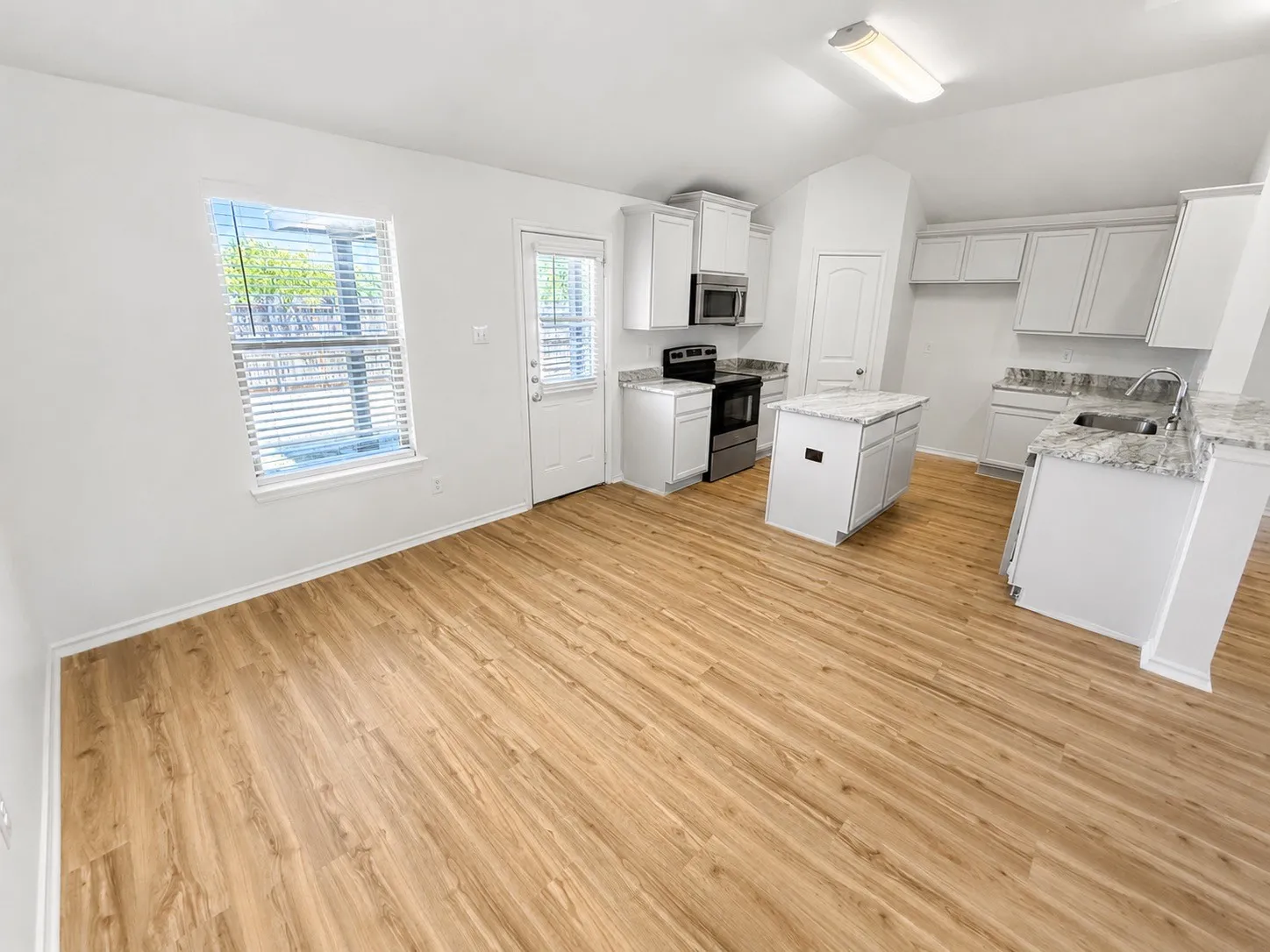 Single Family Residence For Sale in Hood County , 7322 Mistletoe Trail, Granbury, Texas 76048, 4 Bedroom, 2 Bathroom, 2 Garage spaces, 1,751 Sqft, built in 2015, mls#21360838, Real Estate Agent in Granbury, Homes For Sale in Hood county, Homes For Sale in Granbury, Realtor in Granbury Texas, Real Estate Brokerage Independent Realty Texas, Luminita Cordes Realtor