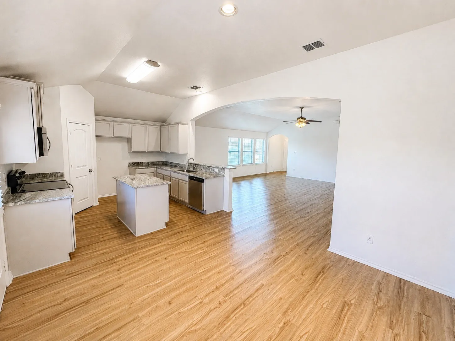 Single Family Residence For Sale in Hood County , 7322 Mistletoe Trail, Granbury, Texas 76048, 4 Bedroom, 2 Bathroom, 2 Garage spaces, 1,751 Sqft, built in 2015, mls#21360838, Real Estate Agent in Granbury, Homes For Sale in Hood county, Homes For Sale in Granbury, Realtor in Granbury Texas, Real Estate Brokerage Independent Realty Texas, Luminita Cordes Realtor