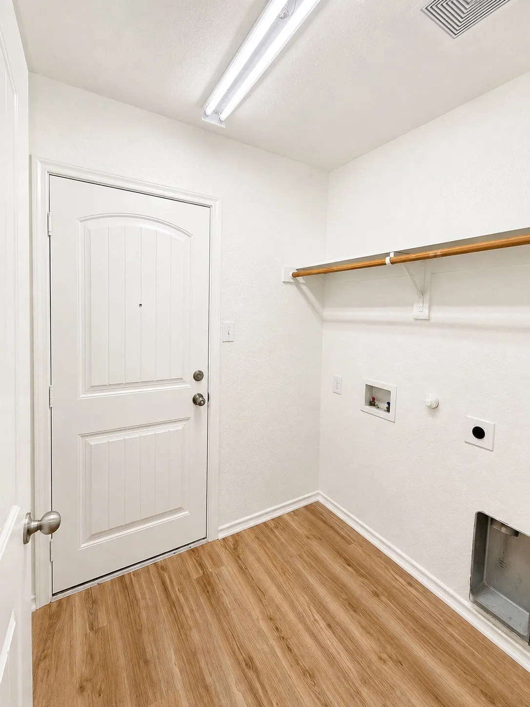 Single Family Residence For Sale in Hood County , 7322 Mistletoe Trail, Granbury, Texas 76048, 4 Bedroom, 2 Bathroom, 2 Garage spaces, 1,751 Sqft, built in 2015, mls#21360838, Real Estate Agent in Granbury, Homes For Sale in Hood county, Homes For Sale in Granbury, Realtor in Granbury Texas, Real Estate Brokerage Independent Realty Texas, Luminita Cordes Realtor