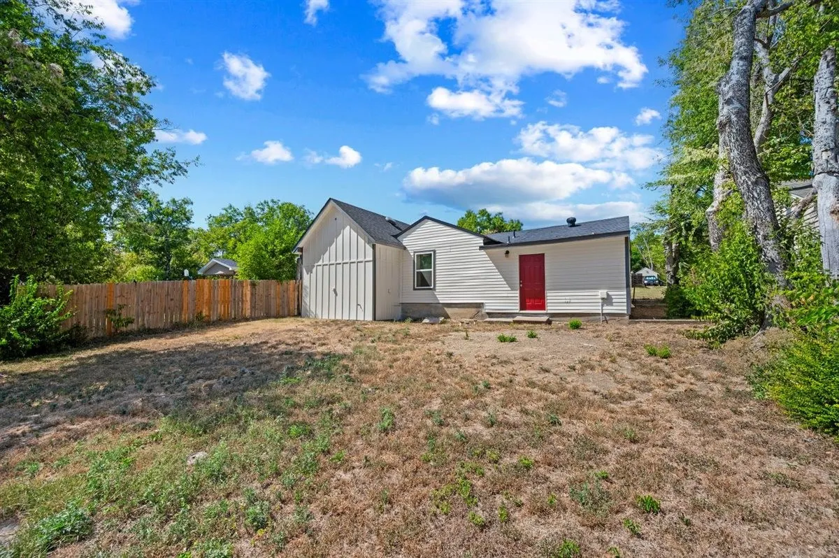Single Family Residence For Sale in Tarrant County , 2708 Burchill Road S, Fort Worth, Texas 76105, 3 Bedroom, 2 Bathroom, Garage spaces, 1,050 Sqft, built in 1947, mls#21363613, Real Estate Agent in Fort Worth, Homes For Sale in Tarrant county, Homes For Sale in Fort Worth, Realtor in Fort Worth Texas, Real Estate Brokerage Independent Realty Texas, Luminita Cordes Realtor