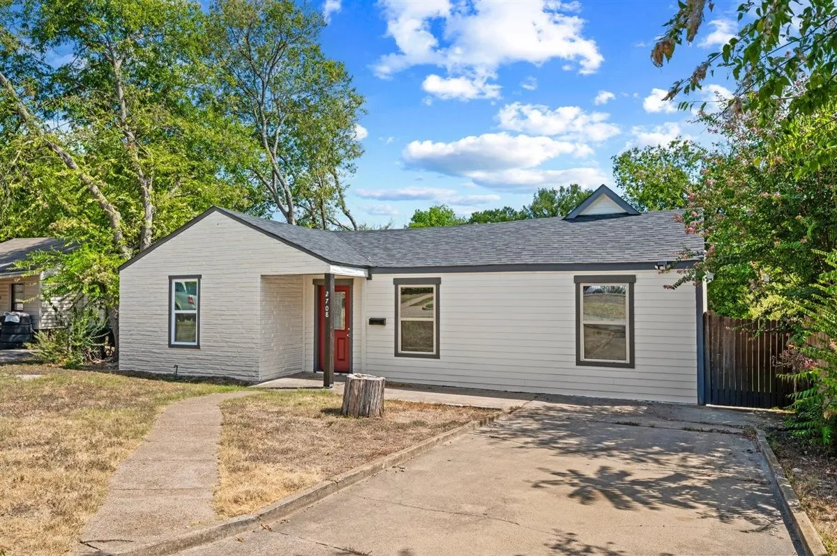 Single Family Residence For Sale in Tarrant County , 2708 Burchill Road S, Fort Worth, Texas 76105, 3 Bedroom, 2 Bathroom, Garage spaces, 1,050 Sqft, built in 1947, mls#21363613, Real Estate Agent in Fort Worth, Homes For Sale in Tarrant county, Homes For Sale in Fort Worth, Realtor in Fort Worth Texas, Real Estate Brokerage Independent Realty Texas, Luminita Cordes Realtor