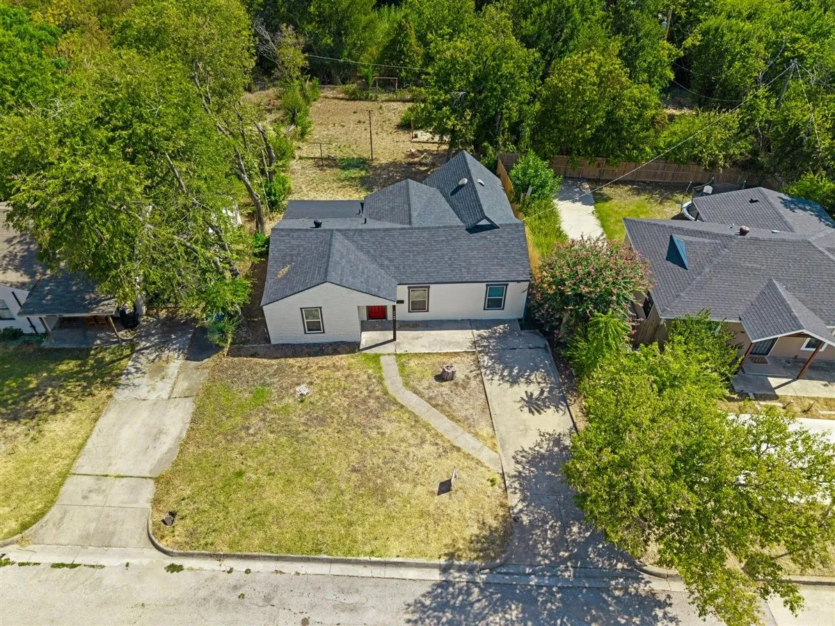 Single Family Residence For Sale in Tarrant County , 2708 Burchill Road S, Fort Worth, Texas 76105, 3 Bedroom, 2 Bathroom, Garage spaces, 1,050 Sqft, built in 1947, mls#21363613, Real Estate Agent in Fort Worth, Homes For Sale in Tarrant county, Homes For Sale in Fort Worth, Realtor in Fort Worth Texas, Real Estate Brokerage Independent Realty Texas, Luminita Cordes Realtor