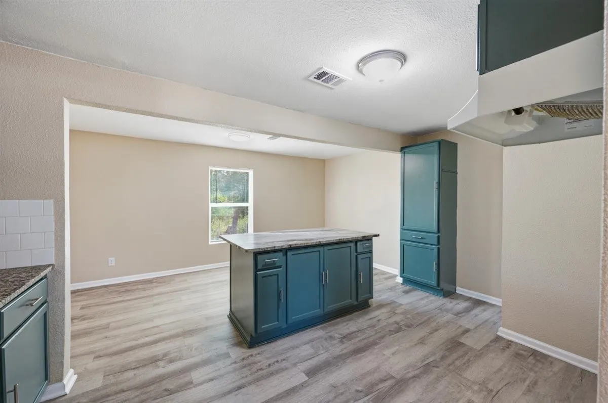 Single Family Residence For Sale in Tarrant County , 2708 Burchill Road S, Fort Worth, Texas 76105, 3 Bedroom, 2 Bathroom, Garage spaces, 1,050 Sqft, built in 1947, mls#21363613, Real Estate Agent in Fort Worth, Homes For Sale in Tarrant county, Homes For Sale in Fort Worth, Realtor in Fort Worth Texas, Real Estate Brokerage Independent Realty Texas, Luminita Cordes Realtor