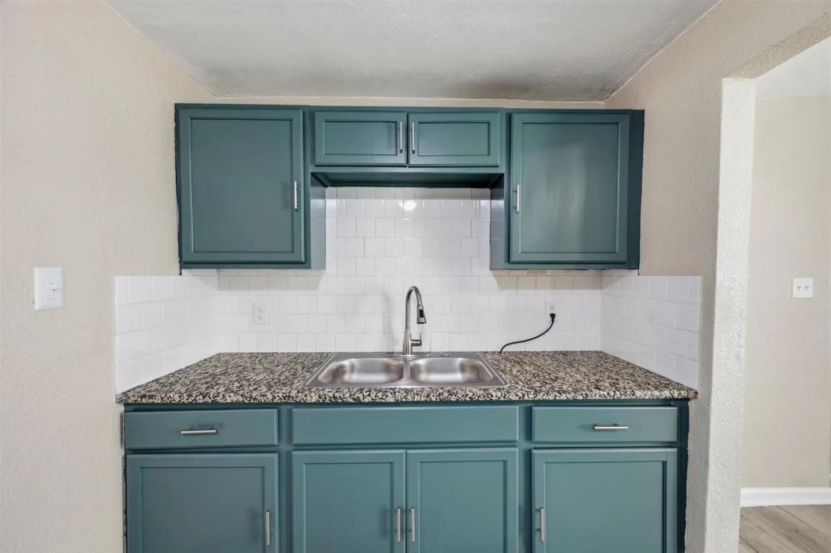 Single Family Residence For Sale in Tarrant County , 2708 Burchill Road S, Fort Worth, Texas 76105, 3 Bedroom, 2 Bathroom, Garage spaces, 1,050 Sqft, built in 1947, mls#21363613, Real Estate Agent in Fort Worth, Homes For Sale in Tarrant county, Homes For Sale in Fort Worth, Realtor in Fort Worth Texas, Real Estate Brokerage Independent Realty Texas, Luminita Cordes Realtor