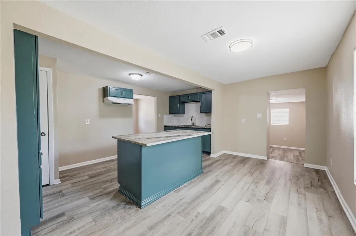Single Family Residence For Sale in Tarrant County , 2708 Burchill Road S, Fort Worth, Texas 76105, 3 Bedroom, 2 Bathroom, Garage spaces, 1,050 Sqft, built in 1947, mls#21363613, Real Estate Agent in Fort Worth, Homes For Sale in Tarrant county, Homes For Sale in Fort Worth, Realtor in Fort Worth Texas, Real Estate Brokerage Independent Realty Texas, Luminita Cordes Realtor