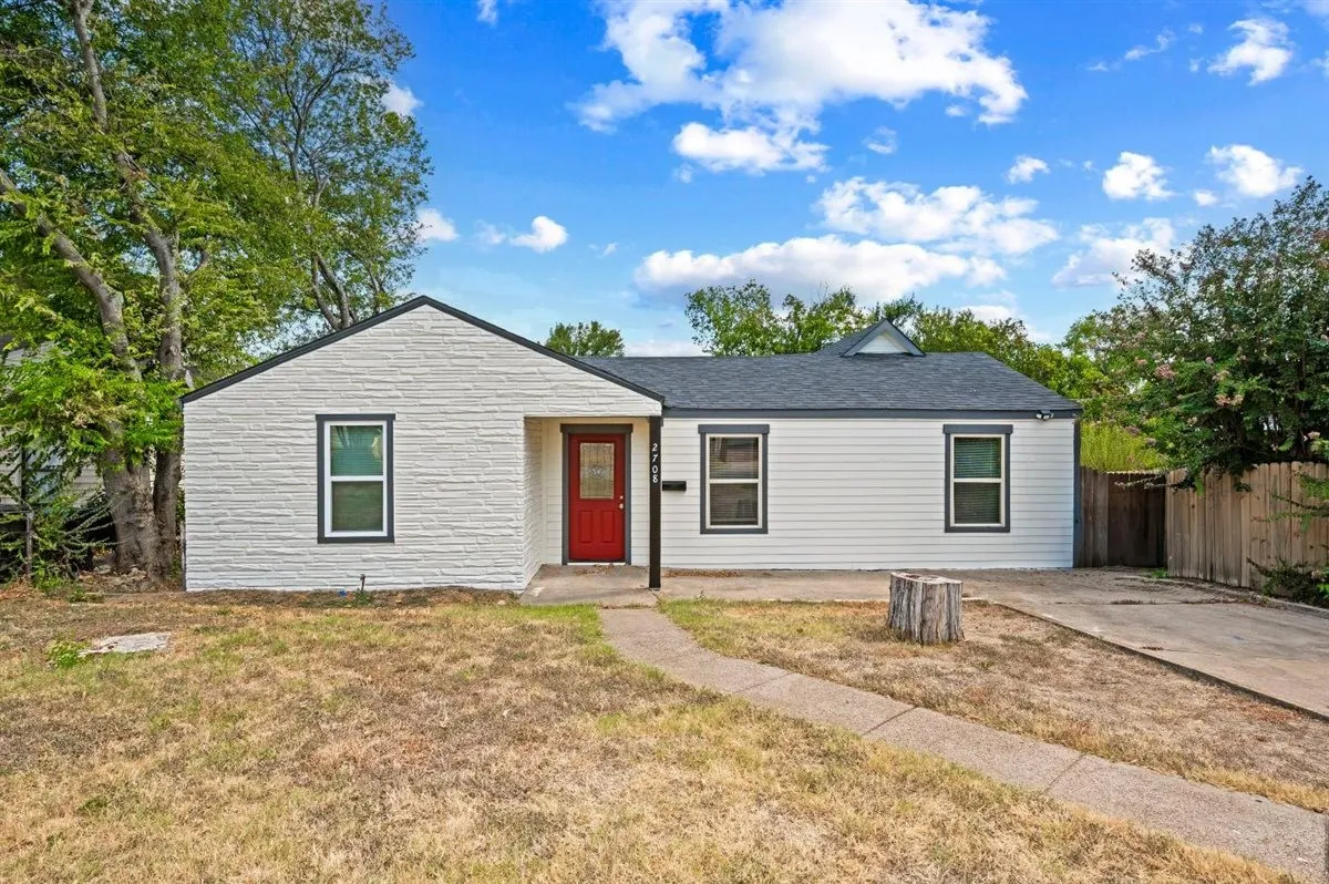 Single Family Residence For Sale in Tarrant County , 2708 Burchill Road S, Fort Worth, Texas 76105, 3 Bedroom, 2 Bathroom, Garage spaces, 1,050 Sqft, built in 1947, mls#21363613, Real Estate Agent in Fort Worth, Homes For Sale in Tarrant county, Homes For Sale in Fort Worth, Realtor in Fort Worth Texas, Real Estate Brokerage Independent Realty Texas, Luminita Cordes Realtor