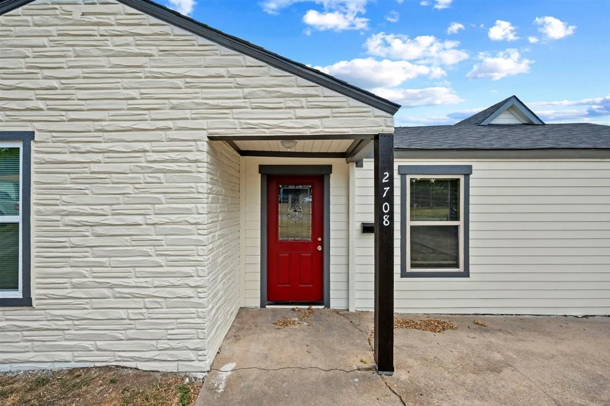 Single Family Residence For Sale in Tarrant County , 2708 Burchill Road S, Fort Worth, Texas 76105, 3 Bedroom, 2 Bathroom, Garage spaces, 1,050 Sqft, built in 1947, mls#21363613, Real Estate Agent in Fort Worth, Homes For Sale in Tarrant county, Homes For Sale in Fort Worth, Realtor in Fort Worth Texas, Real Estate Brokerage Independent Realty Texas, Luminita Cordes Realtor