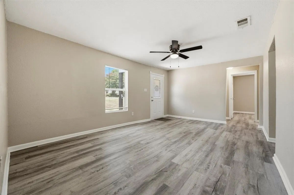 Single Family Residence For Sale in Tarrant County , 2708 Burchill Road S, Fort Worth, Texas 76105, 3 Bedroom, 2 Bathroom, Garage spaces, 1,050 Sqft, built in 1947, mls#21363613, Real Estate Agent in Fort Worth, Homes For Sale in Tarrant county, Homes For Sale in Fort Worth, Realtor in Fort Worth Texas, Real Estate Brokerage Independent Realty Texas, Luminita Cordes Realtor