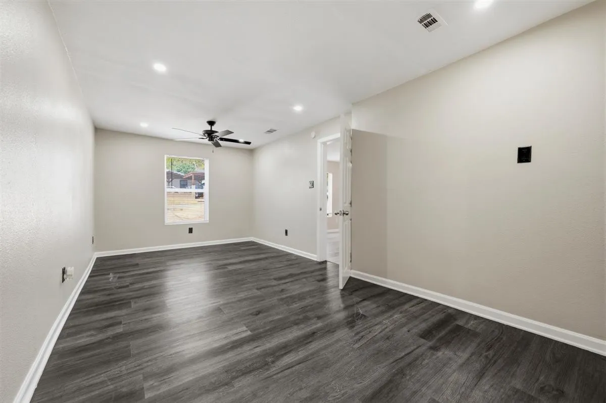 Single Family Residence For Sale in Tarrant County , 2708 Burchill Road S, Fort Worth, Texas 76105, 3 Bedroom, 2 Bathroom, Garage spaces, 1,050 Sqft, built in 1947, mls#21363613, Real Estate Agent in Fort Worth, Homes For Sale in Tarrant county, Homes For Sale in Fort Worth, Realtor in Fort Worth Texas, Real Estate Brokerage Independent Realty Texas, Luminita Cordes Realtor