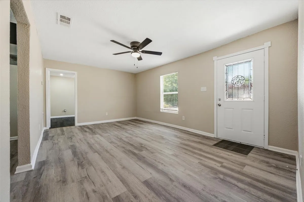Single Family Residence For Sale in Tarrant County , 2708 Burchill Road S, Fort Worth, Texas 76105, 3 Bedroom, 2 Bathroom, Garage spaces, 1,050 Sqft, built in 1947, mls#21363613, Real Estate Agent in Fort Worth, Homes For Sale in Tarrant county, Homes For Sale in Fort Worth, Realtor in Fort Worth Texas, Real Estate Brokerage Independent Realty Texas, Luminita Cordes Realtor