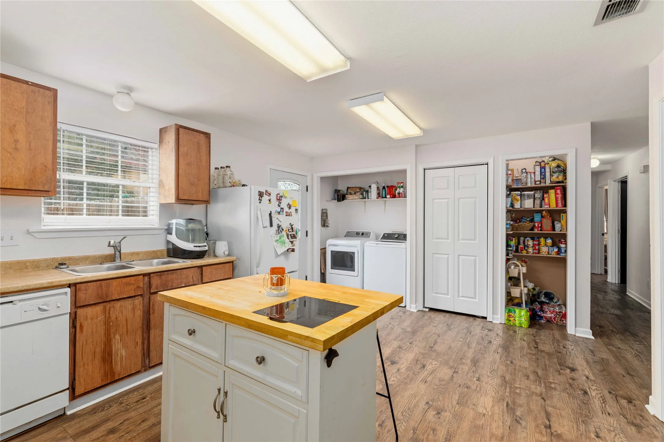 Single Family Residence For Sale in Brown County , 1303 Avenue D, Brownwood, Texas 76801, 3 Bedroom, 2 Bathroom, 1 Garage spaces, 1,134 Sqft, built in 0, mls#21363169, Real Estate Agent in Brownwood, Homes For Sale in Brown county, Homes For Sale in Brownwood, Realtor in Brownwood Texas, Real Estate Brokerage Independent Realty Texas, Luminita Cordes Realtor