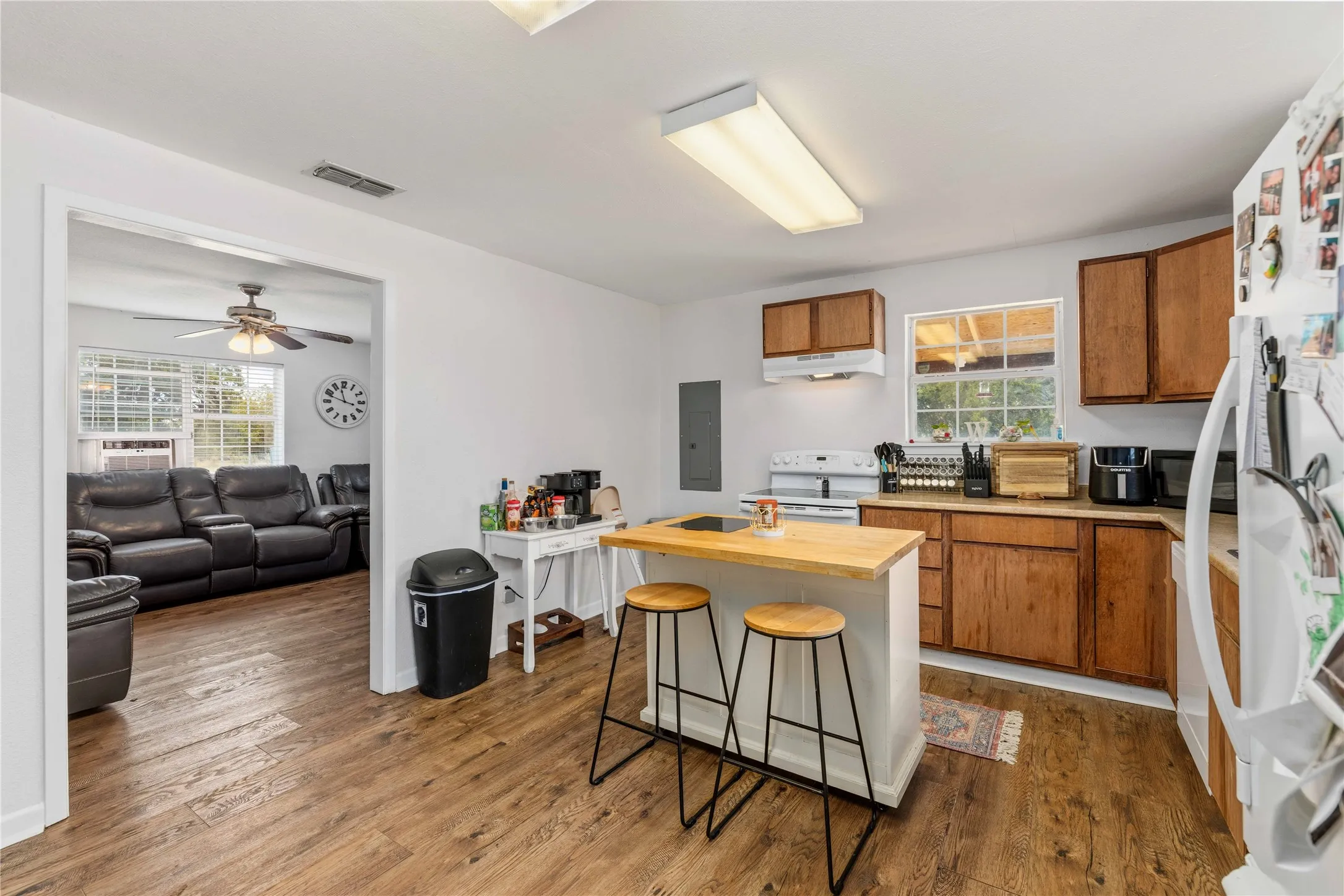 Single Family Residence For Sale in Brown County , 1303 Avenue D, Brownwood, Texas 76801, 3 Bedroom, 2 Bathroom, 1 Garage spaces, 1,134 Sqft, built in 0, mls#21363169, Real Estate Agent in Brownwood, Homes For Sale in Brown county, Homes For Sale in Brownwood, Realtor in Brownwood Texas, Real Estate Brokerage Independent Realty Texas, Luminita Cordes Realtor