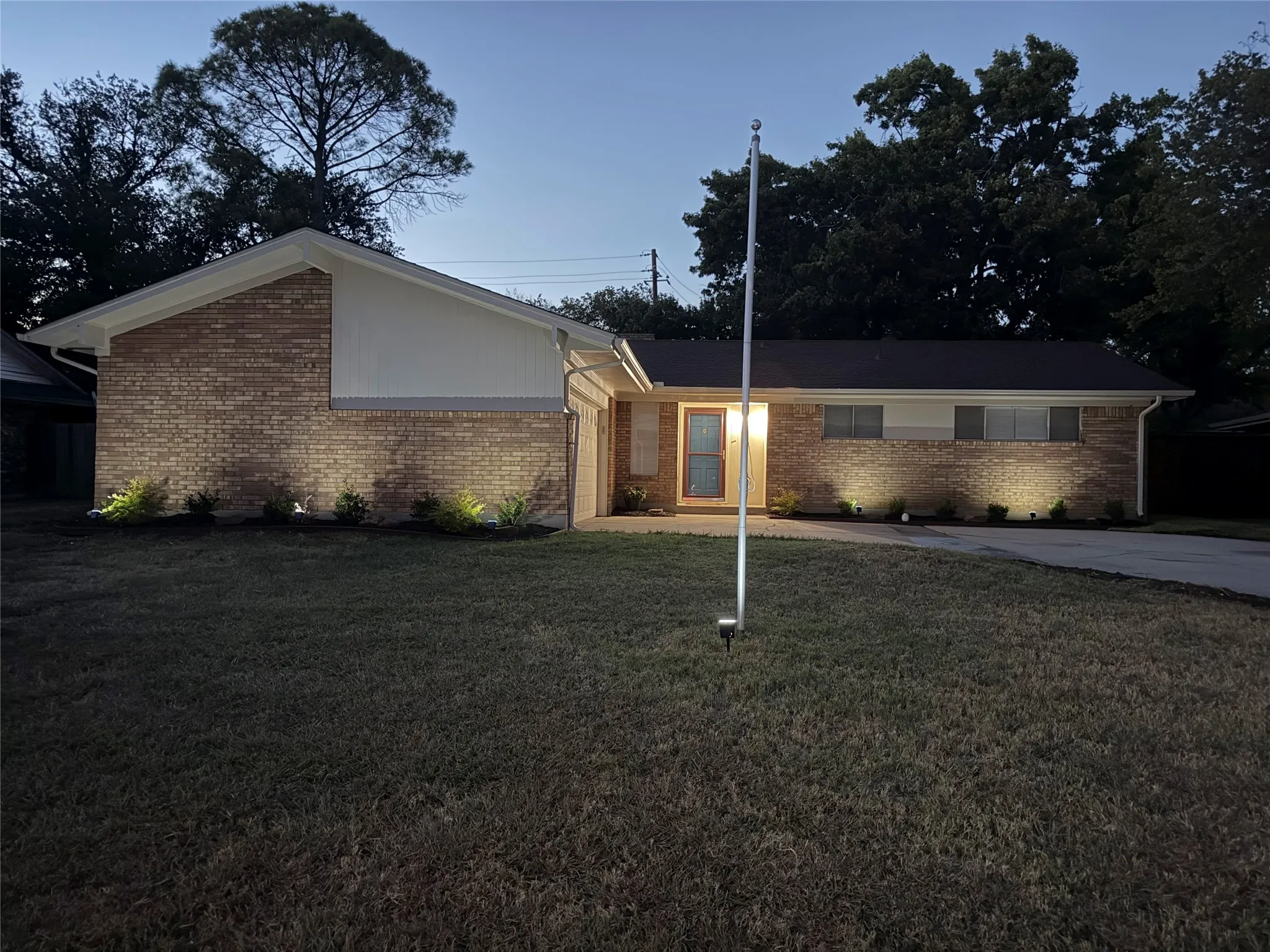 Single Family Residence For Sale in Denton County , 1306 Amherst Drive, Denton, Texas 76201, 3 Bedroom, 2 Bathroom, 2 Garage spaces, 1,606 Sqft, built in 1975, mls#21363787, Real Estate Agent in Denton, Homes For Sale in Denton county, Homes For Sale in Denton, Realtor in Denton Texas, Real Estate Brokerage Independent Realty Texas, Luminita Cordes Realtor