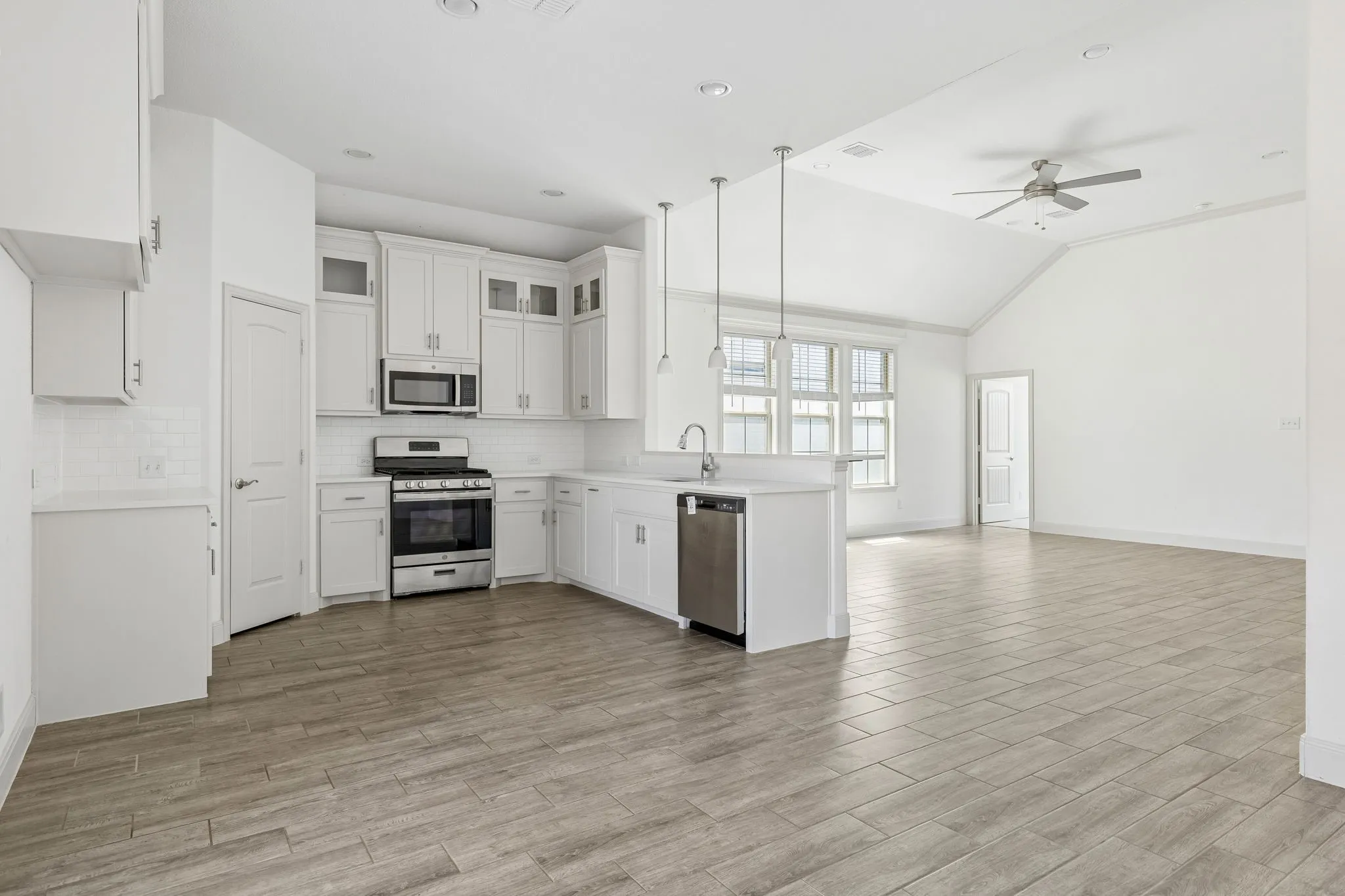 Single Family Residence For Sale in Collin County , 395 Waters Ridge Drive, Lavon, Texas 75166, 4 Bedroom, 2 Bathroom, 2 Garage spaces, 1,748 Sqft, built in 2022, mls#21364423, Real Estate Agent in Lavon, Homes For Sale in Collin county, Homes For Sale in Lavon, Realtor in Lavon Texas, Real Estate Brokerage Independent Realty Texas, Luminita Cordes Realtor