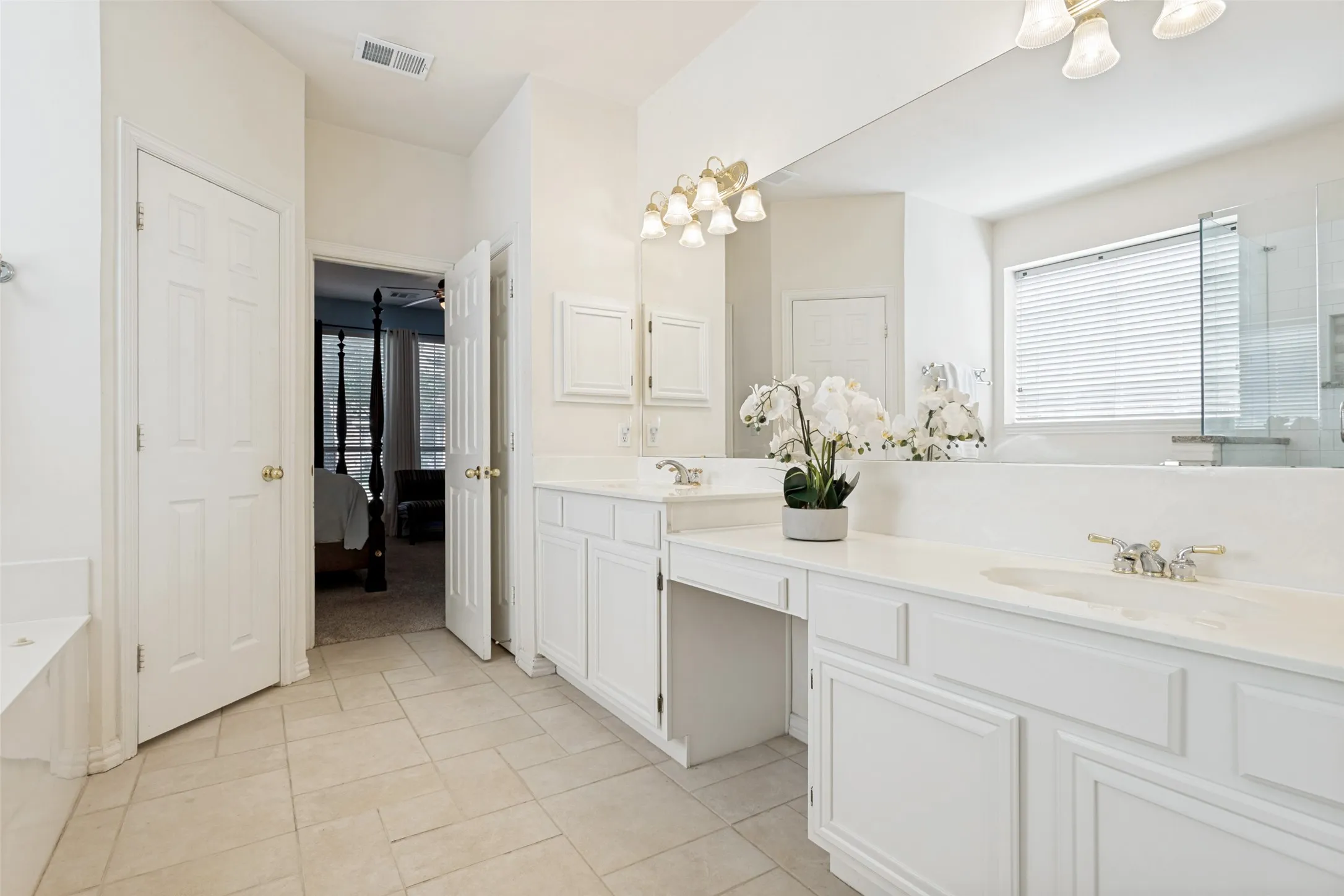 Large primary ensuite bath with double sinks