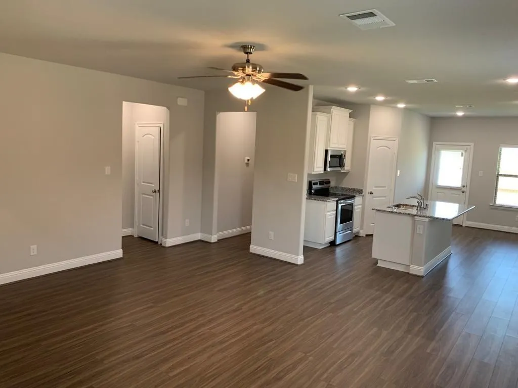 Single Family Residence For Rent in Hunt County , 1414 Warringwood Drive, Greenville, Texas 75402, 4 Bedroom, 2 Bathroom, 2 Garage spaces, 1,473 Sqft, built in 2021, mls#21364503, Real Estate Agent in Greenville, Homes For Rent in Hunt county, Homes For Rent in Greenville, Realtor in Greenville Texas, Real Estate Brokerage Independent Realty Texas, Luminita Cordes Realtor