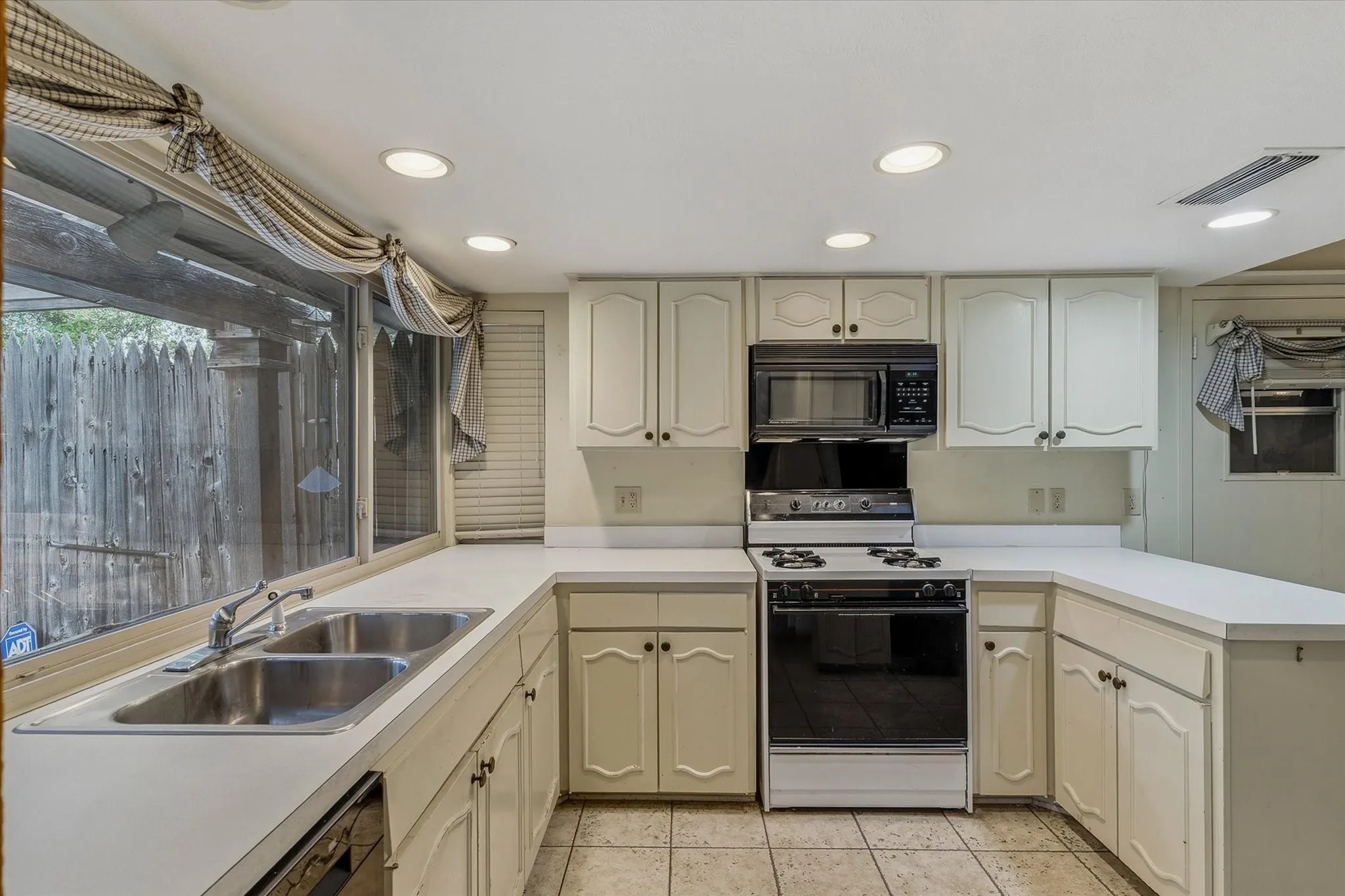 Single Family Residence For Sale in Dallas County , 13121 Pennystone Drive, Farmers Branch, Texas 75244, 4 Bedroom, 2 Bathroom, 2 Garage spaces, 1,970 Sqft, built in 1969, mls#21363239, Real Estate Agent in Farmers Branch, Homes For Sale in Dallas county, Homes For Sale in Farmers Branch, Realtor in Farmers Branch Texas, Real Estate Brokerage Independent Realty Texas, Luminita Cordes Realtor
