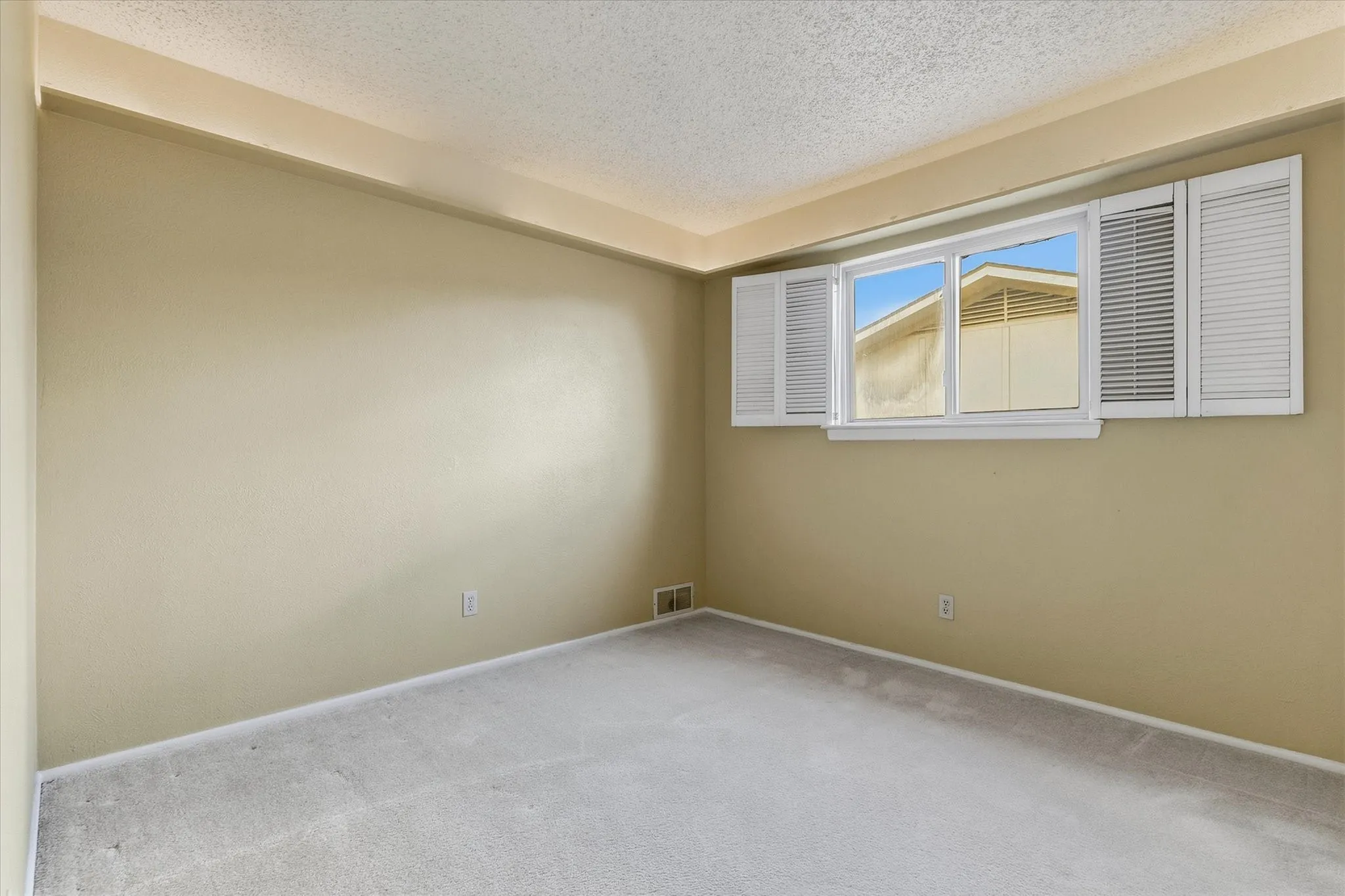 Single Family Residence For Sale in Dallas County , 13121 Pennystone Drive, Farmers Branch, Texas 75244, 4 Bedroom, 2 Bathroom, 2 Garage spaces, 1,970 Sqft, built in 1969, mls#21363239, Real Estate Agent in Farmers Branch, Homes For Sale in Dallas county, Homes For Sale in Farmers Branch, Realtor in Farmers Branch Texas, Real Estate Brokerage Independent Realty Texas, Luminita Cordes Realtor