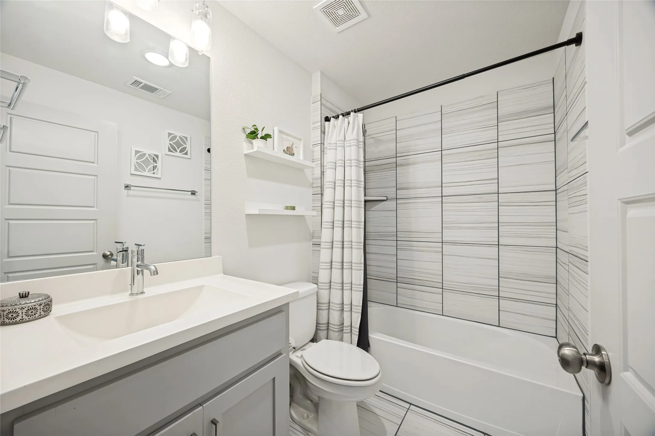 Single Family Residence For Sale in Dallas County , 1520 Jackson Street, Carrollton, Texas 75006, 3 Bedroom, 3 Bathroom, 2 Garage spaces, 2,046 Sqft, built in 2020, mls#21363293, Real Estate Agent in Carrollton, Homes For Sale in Dallas county, Homes For Sale in Carrollton, Realtor in Carrollton Texas, Real Estate Brokerage Independent Realty Texas, Luminita Cordes Realtor