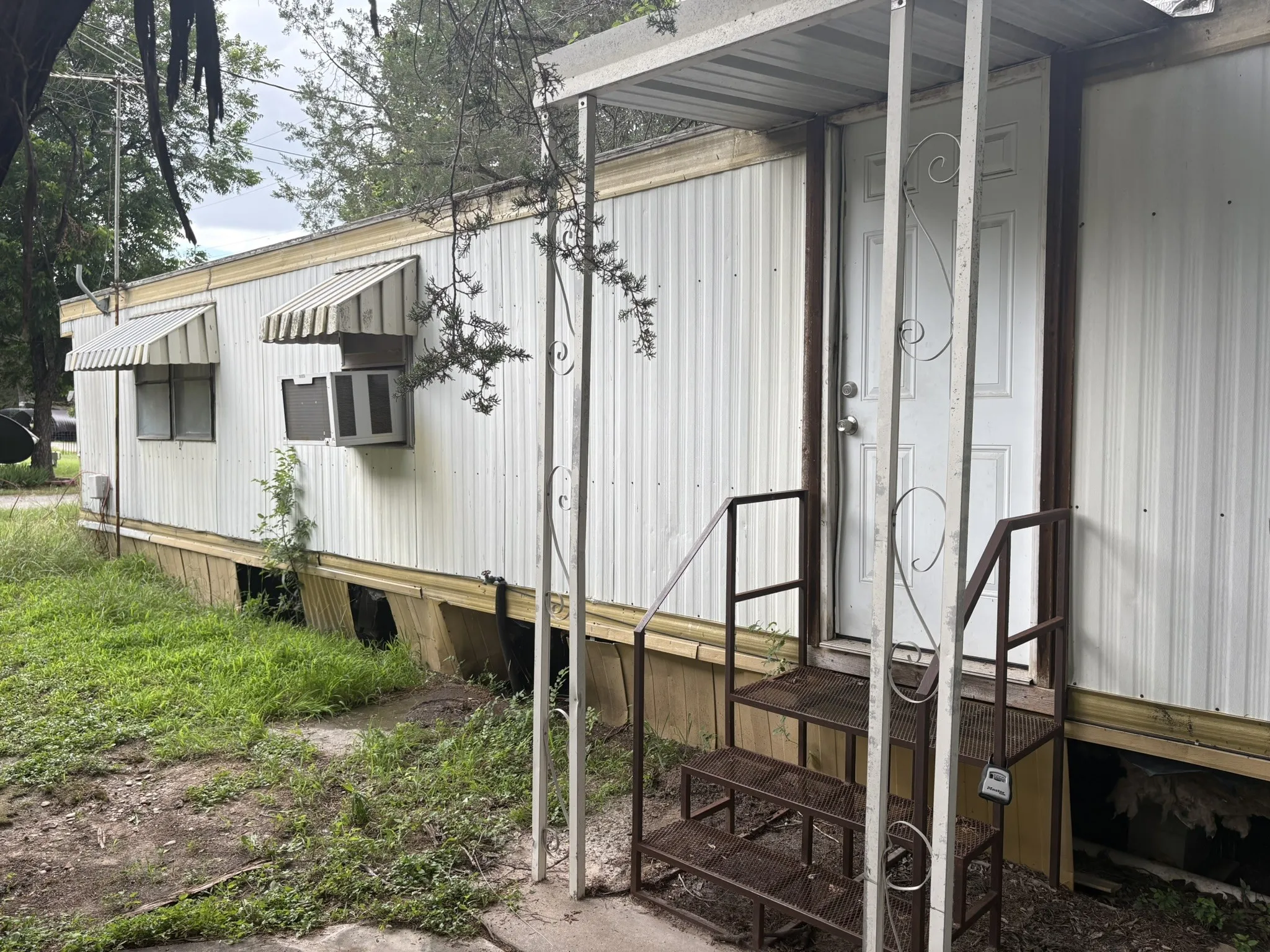 Mobile Home For Sale in Hood County , 4201 Oto Court, Granbury, Texas 76048, 1 Bedroom, 1 Bathroom, Garage spaces, 600 Sqft, built in 1979, mls#21350268, Real Estate Agent in Granbury, Homes For Sale in Hood county, Homes For Sale in Granbury, Realtor in Granbury Texas, Real Estate Brokerage Independent Realty Texas, Luminita Cordes Realtor