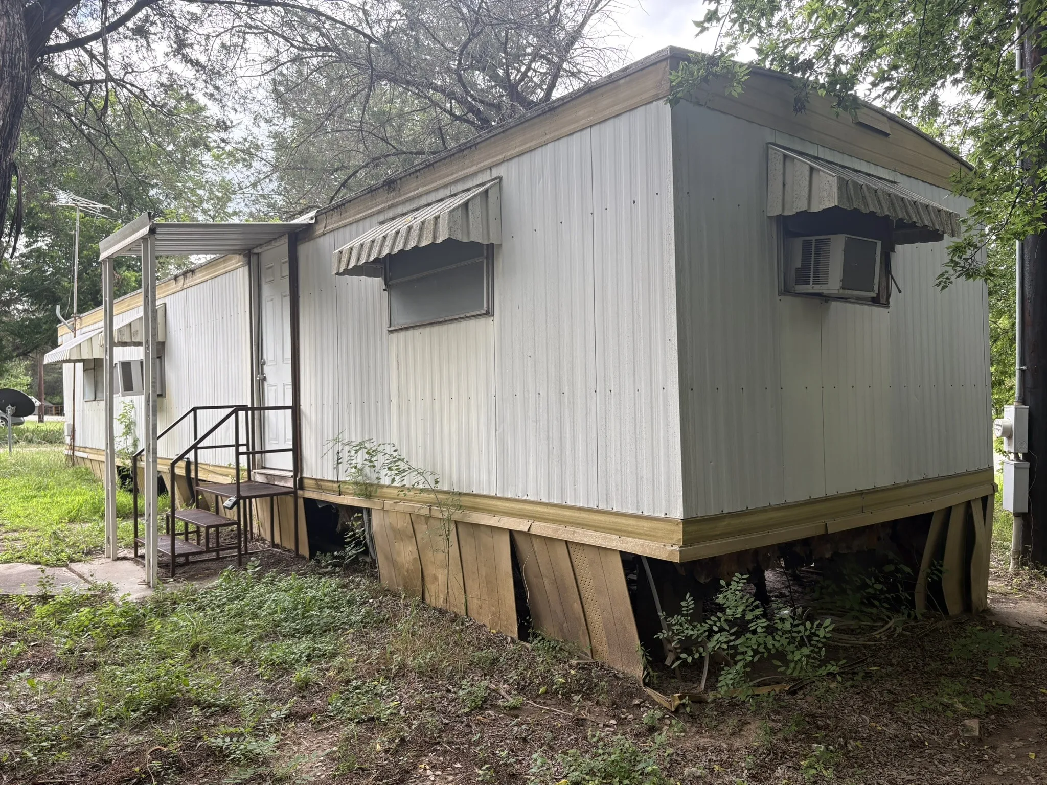 Mobile Home For Sale in Hood County , 4201 Oto Court, Granbury, Texas 76048, 1 Bedroom, 1 Bathroom, Garage spaces, 600 Sqft, built in 1979, mls#21350268, Real Estate Agent in Granbury, Homes For Sale in Hood county, Homes For Sale in Granbury, Realtor in Granbury Texas, Real Estate Brokerage Independent Realty Texas, Luminita Cordes Realtor