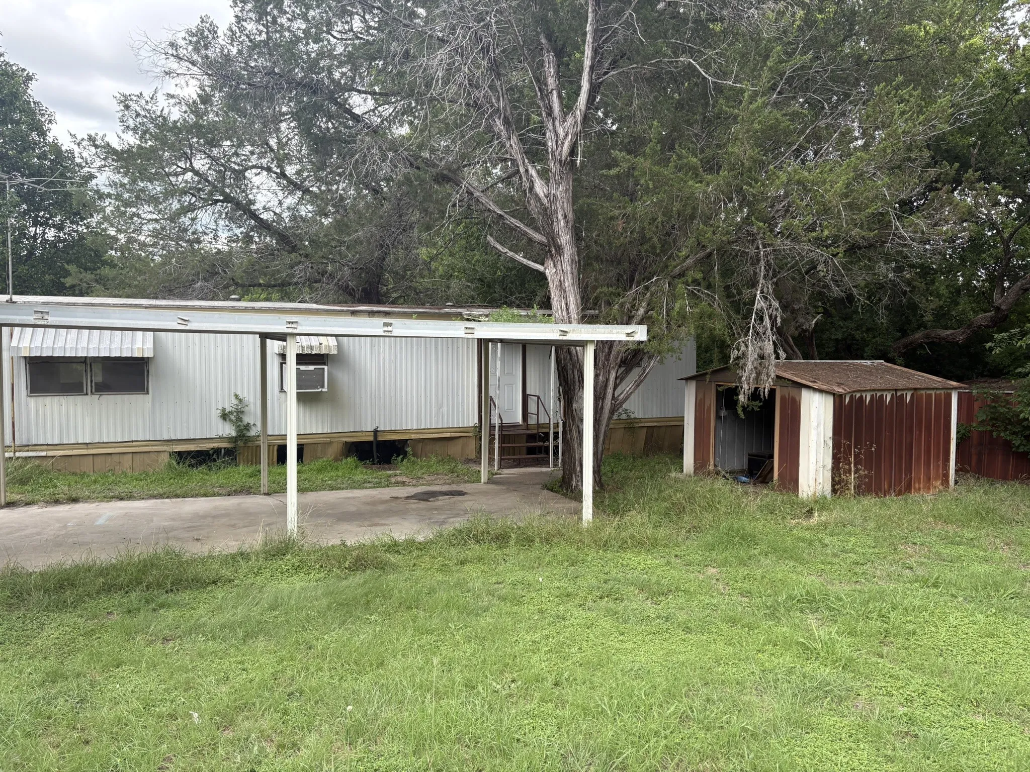 Mobile Home For Sale in Hood County , 4201 Oto Court, Granbury, Texas 76048, 1 Bedroom, 1 Bathroom, Garage spaces, 600 Sqft, built in 1979, mls#21350268, Real Estate Agent in Granbury, Homes For Sale in Hood county, Homes For Sale in Granbury, Realtor in Granbury Texas, Real Estate Brokerage Independent Realty Texas, Luminita Cordes Realtor