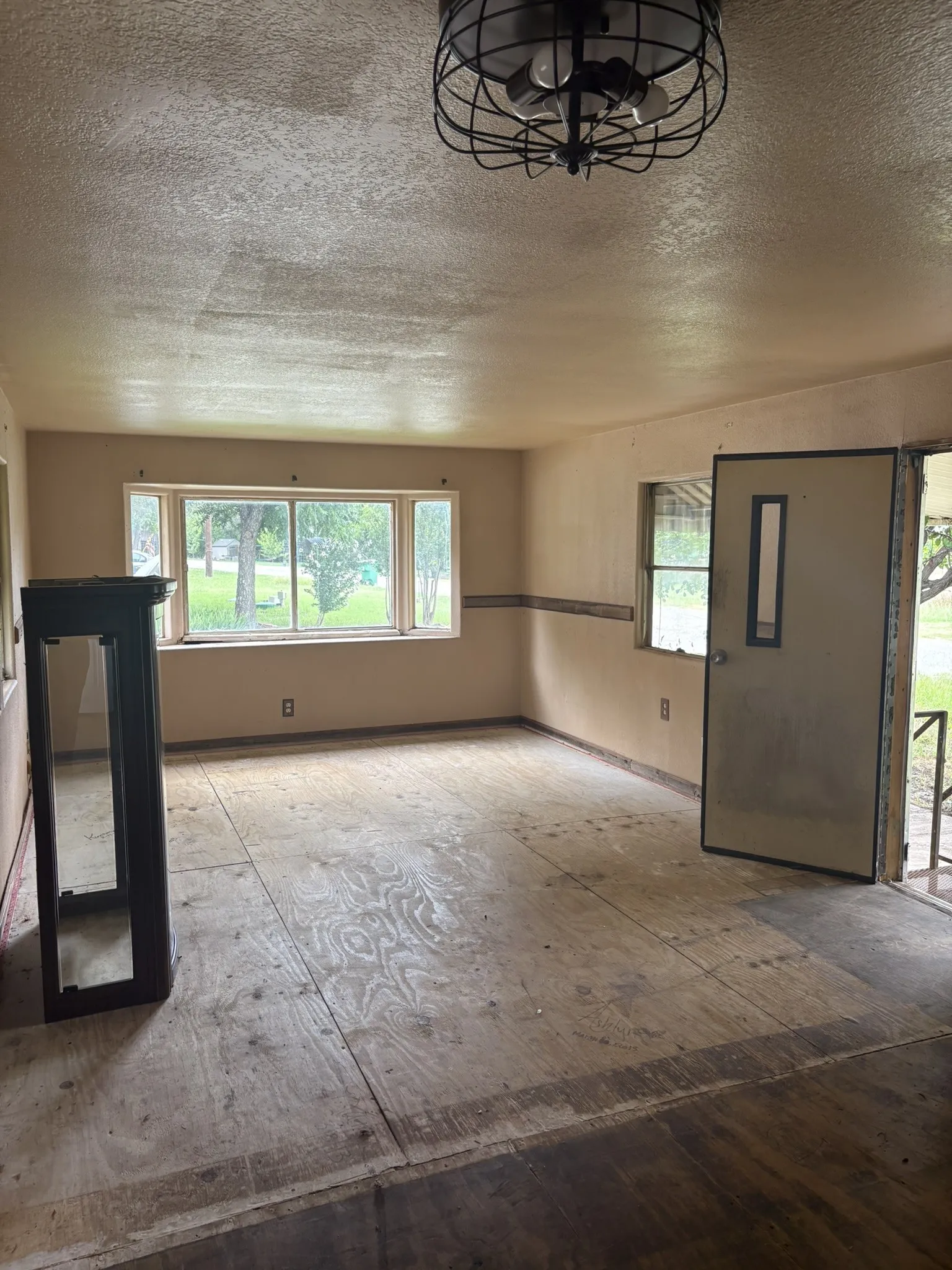 Mobile Home For Sale in Hood County , 4201 Oto Court, Granbury, Texas 76048, 1 Bedroom, 1 Bathroom, Garage spaces, 600 Sqft, built in 1979, mls#21350268, Real Estate Agent in Granbury, Homes For Sale in Hood county, Homes For Sale in Granbury, Realtor in Granbury Texas, Real Estate Brokerage Independent Realty Texas, Luminita Cordes Realtor