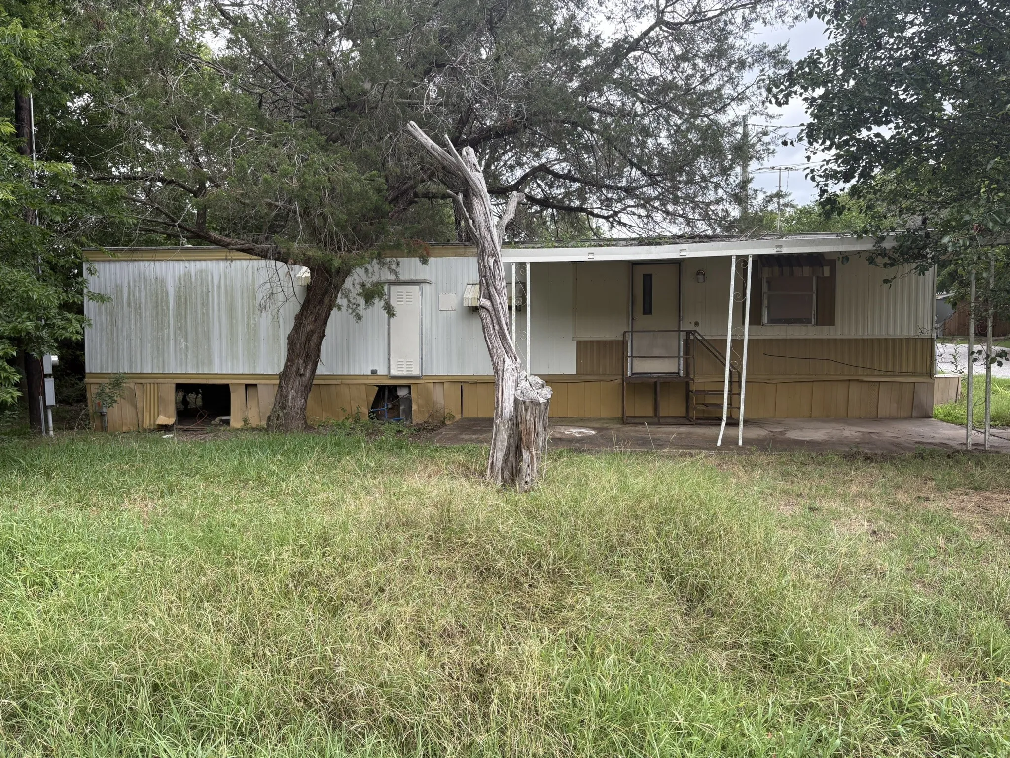 Mobile Home For Sale in Hood County , 4201 Oto Court, Granbury, Texas 76048, 1 Bedroom, 1 Bathroom, Garage spaces, 600 Sqft, built in 1979, mls#21350268, Real Estate Agent in Granbury, Homes For Sale in Hood county, Homes For Sale in Granbury, Realtor in Granbury Texas, Real Estate Brokerage Independent Realty Texas, Luminita Cordes Realtor