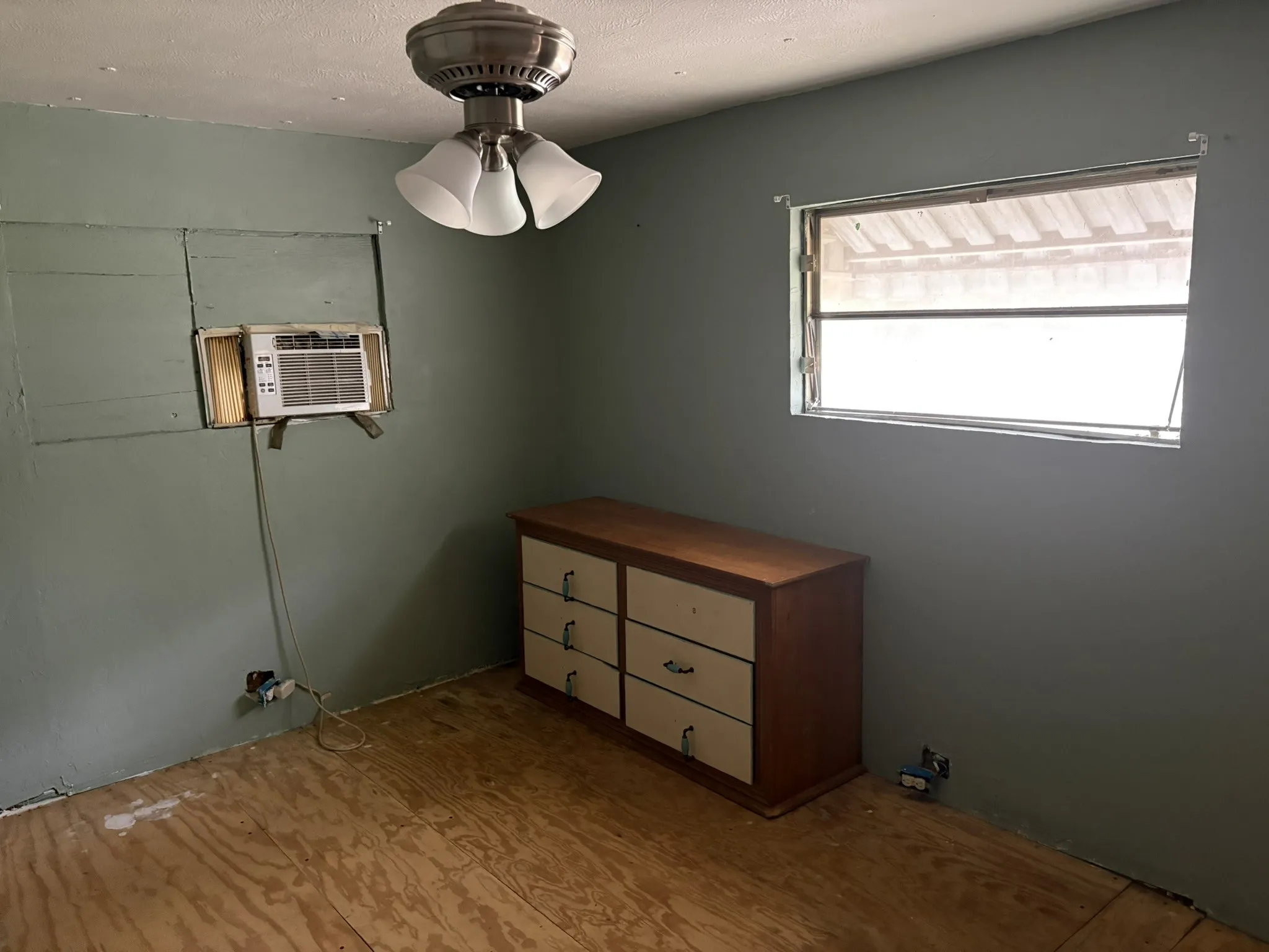 Mobile Home For Sale in Hood County , 4201 Oto Court, Granbury, Texas 76048, 1 Bedroom, 1 Bathroom, Garage spaces, 600 Sqft, built in 1979, mls#21350268, Real Estate Agent in Granbury, Homes For Sale in Hood county, Homes For Sale in Granbury, Realtor in Granbury Texas, Real Estate Brokerage Independent Realty Texas, Luminita Cordes Realtor