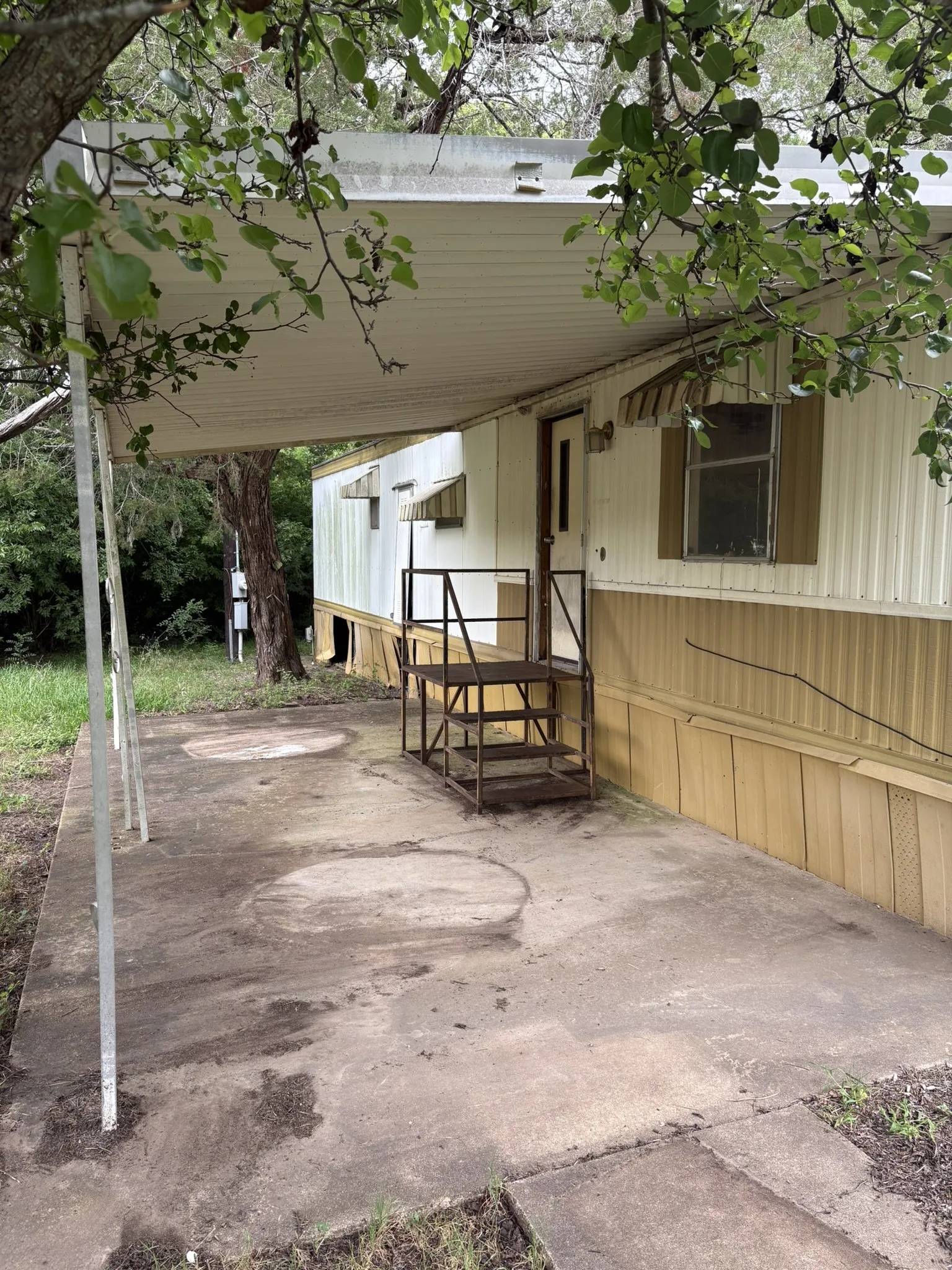 Mobile Home For Sale in Hood County , 4201 Oto Court, Granbury, Texas 76048, 1 Bedroom, 1 Bathroom, Garage spaces, 600 Sqft, built in 1979, mls#21350268, Real Estate Agent in Granbury, Homes For Sale in Hood county, Homes For Sale in Granbury, Realtor in Granbury Texas, Real Estate Brokerage Independent Realty Texas, Luminita Cordes Realtor