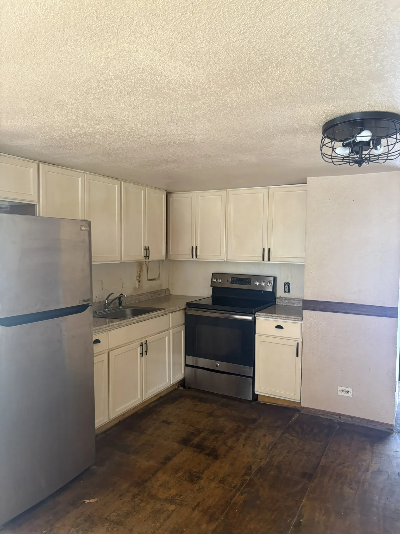 Mobile Home For Sale in Hood County , 4201 Oto Court, Granbury, Texas 76048, 1 Bedroom, 1 Bathroom, Garage spaces, 600 Sqft, built in 1979, mls#21350268, Real Estate Agent in Granbury, Homes For Sale in Hood county, Homes For Sale in Granbury, Realtor in Granbury Texas, Real Estate Brokerage Independent Realty Texas, Luminita Cordes Realtor