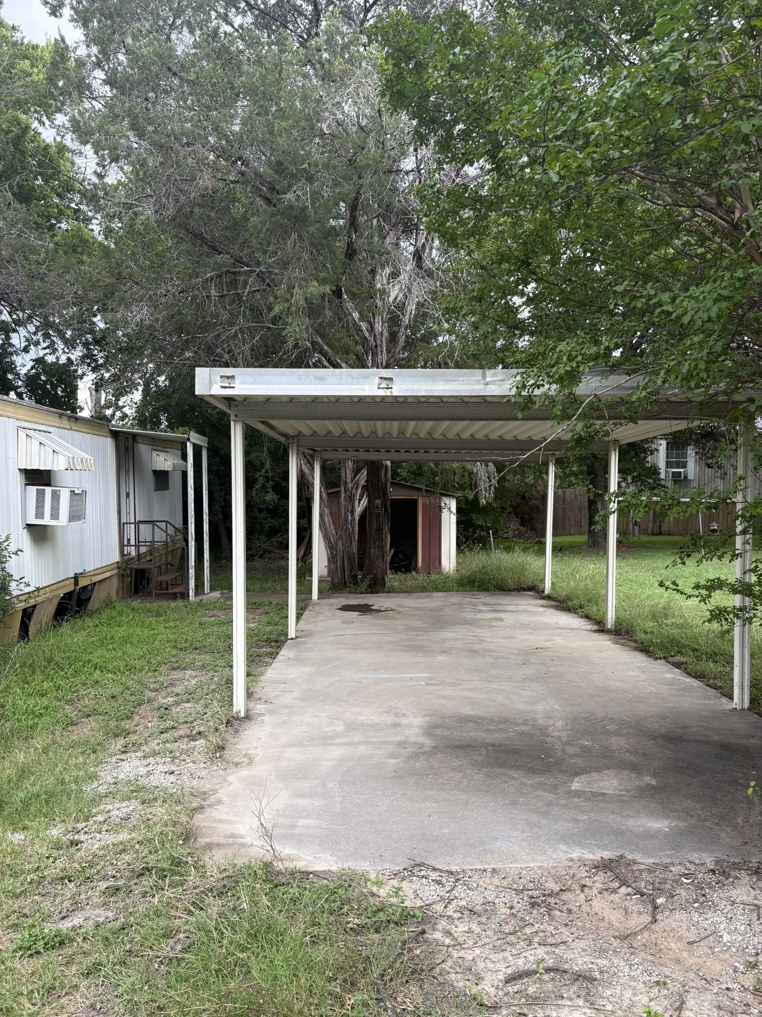 Mobile Home For Sale in Hood County , 4201 Oto Court, Granbury, Texas 76048, 1 Bedroom, 1 Bathroom, Garage spaces, 600 Sqft, built in 1979, mls#21350268, Real Estate Agent in Granbury, Homes For Sale in Hood county, Homes For Sale in Granbury, Realtor in Granbury Texas, Real Estate Brokerage Independent Realty Texas, Luminita Cordes Realtor