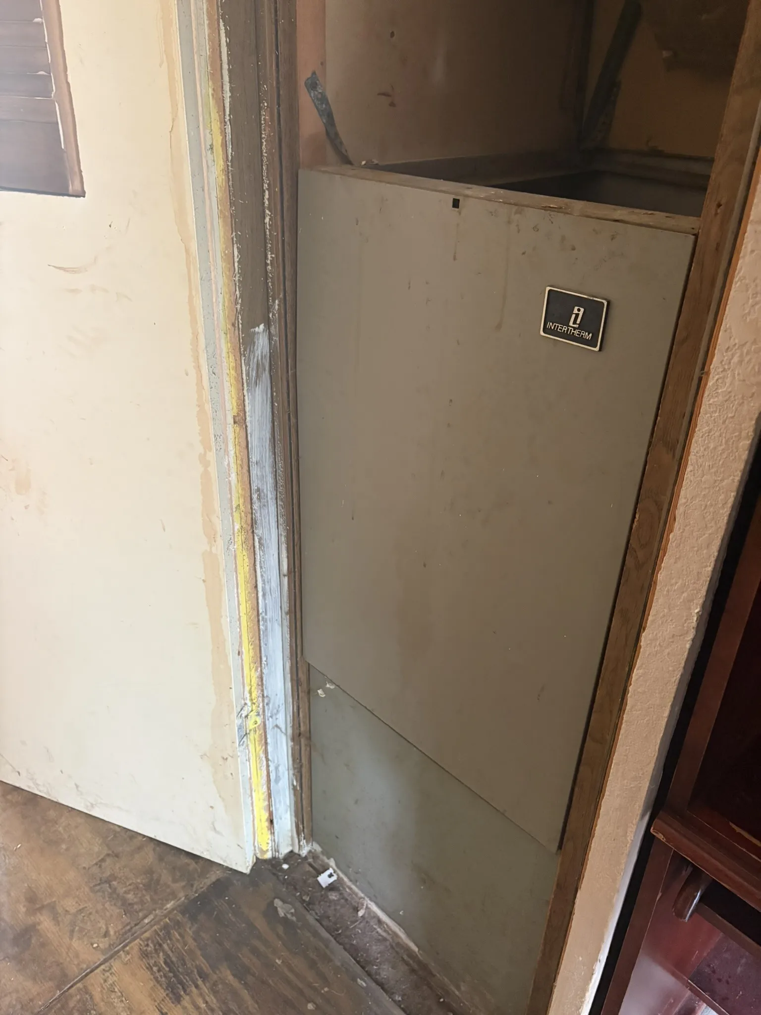 Mobile Home For Sale in Hood County , 4201 Oto Court, Granbury, Texas 76048, 1 Bedroom, 1 Bathroom, Garage spaces, 600 Sqft, built in 1979, mls#21350268, Real Estate Agent in Granbury, Homes For Sale in Hood county, Homes For Sale in Granbury, Realtor in Granbury Texas, Real Estate Brokerage Independent Realty Texas, Luminita Cordes Realtor