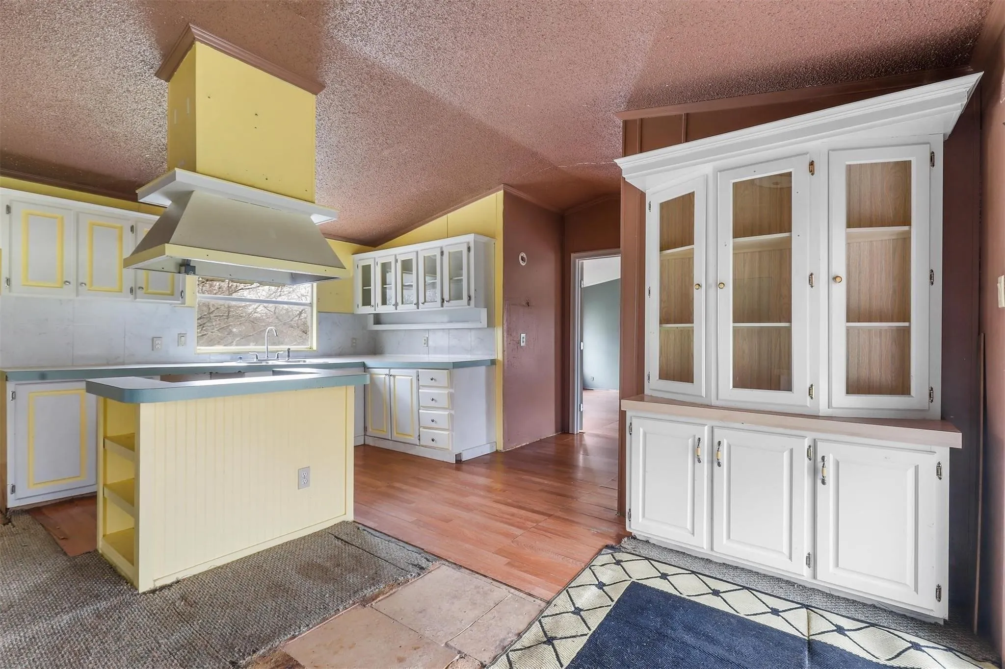 Mobile Home For Sale in Hood County , 4012 Nebraska Trail, Granbury, Texas 76048, 3 Bedroom, 2 Bathroom, Garage spaces, 1,404 Sqft, built in 1992, Price $80,000, mls#21350291, Real Estate Agent in Granbury, Homes For Sale in Hood county, Homes For Sale in Granbury, Realtor in Granbury Texas, Real Estate Brokerage Independent Realty Texas, Luminita Cordes Realtor