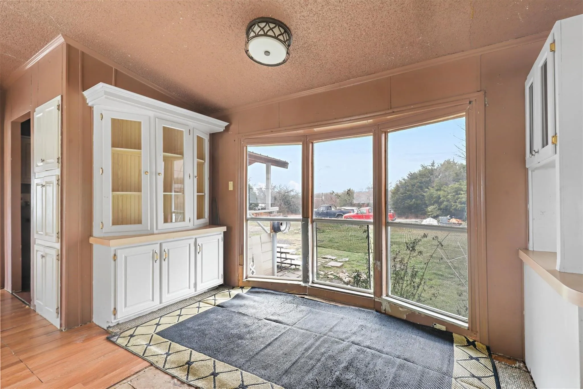 Mobile Home For Sale in Hood County , 4012 Nebraska Trail, Granbury, Texas 76048, 3 Bedroom, 2 Bathroom, Garage spaces, 1,404 Sqft, built in 1992, Price $80,000, mls#21350291, Real Estate Agent in Granbury, Homes For Sale in Hood county, Homes For Sale in Granbury, Realtor in Granbury Texas, Real Estate Brokerage Independent Realty Texas, Luminita Cordes Realtor