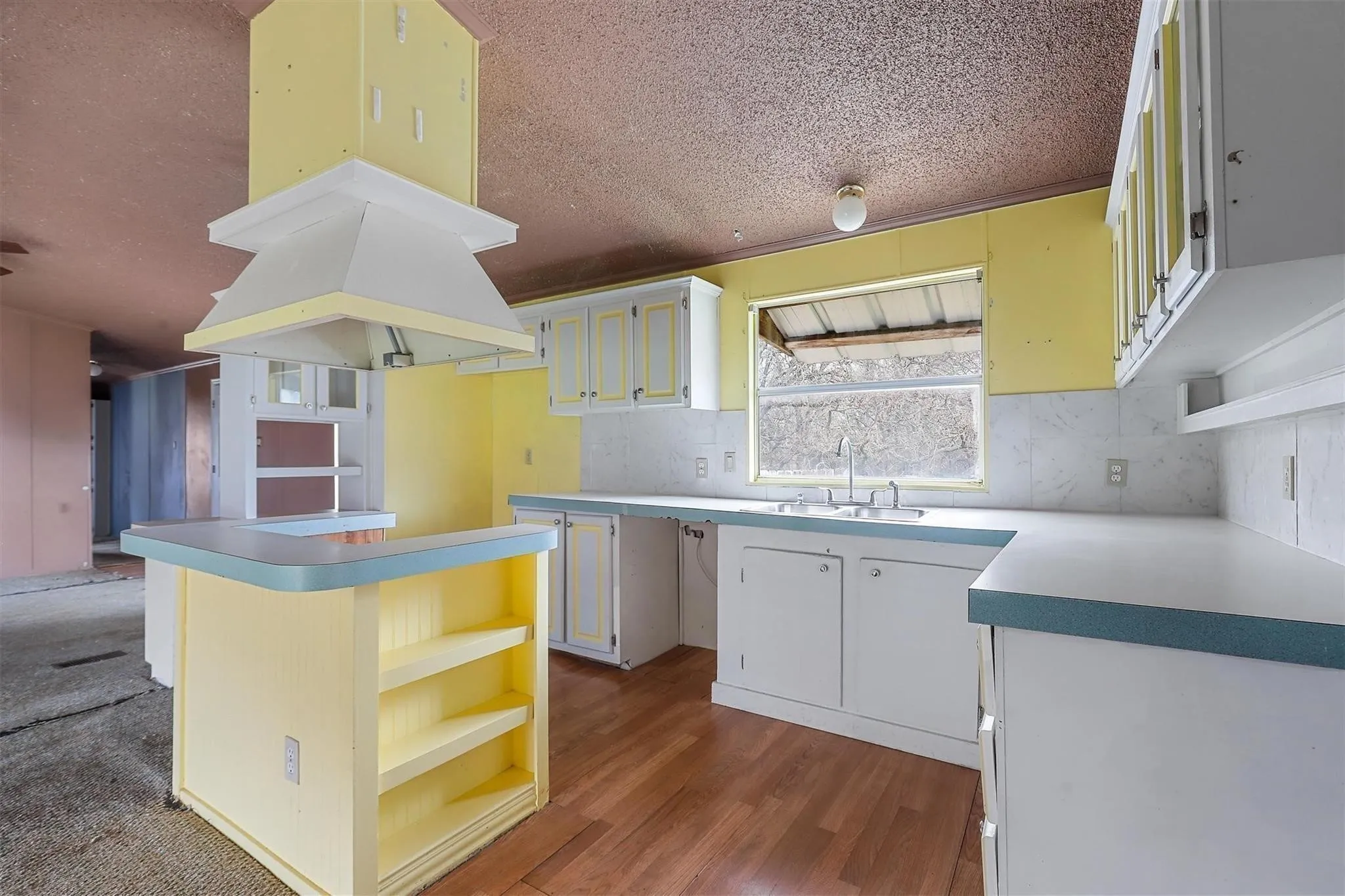 Mobile Home For Sale in Hood County , 4012 Nebraska Trail, Granbury, Texas 76048, 3 Bedroom, 2 Bathroom, Garage spaces, 1,404 Sqft, built in 1992, Price $80,000, mls#21350291, Real Estate Agent in Granbury, Homes For Sale in Hood county, Homes For Sale in Granbury, Realtor in Granbury Texas, Real Estate Brokerage Independent Realty Texas, Luminita Cordes Realtor