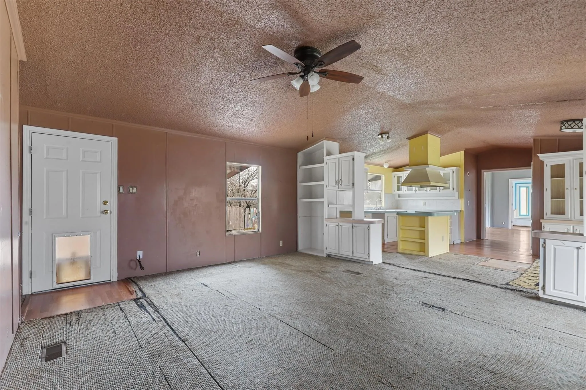 Mobile Home For Sale in Hood County , 4012 Nebraska Trail, Granbury, Texas 76048, 3 Bedroom, 2 Bathroom, Garage spaces, 1,404 Sqft, built in 1992, Price $80,000, mls#21350291, Real Estate Agent in Granbury, Homes For Sale in Hood county, Homes For Sale in Granbury, Realtor in Granbury Texas, Real Estate Brokerage Independent Realty Texas, Luminita Cordes Realtor
