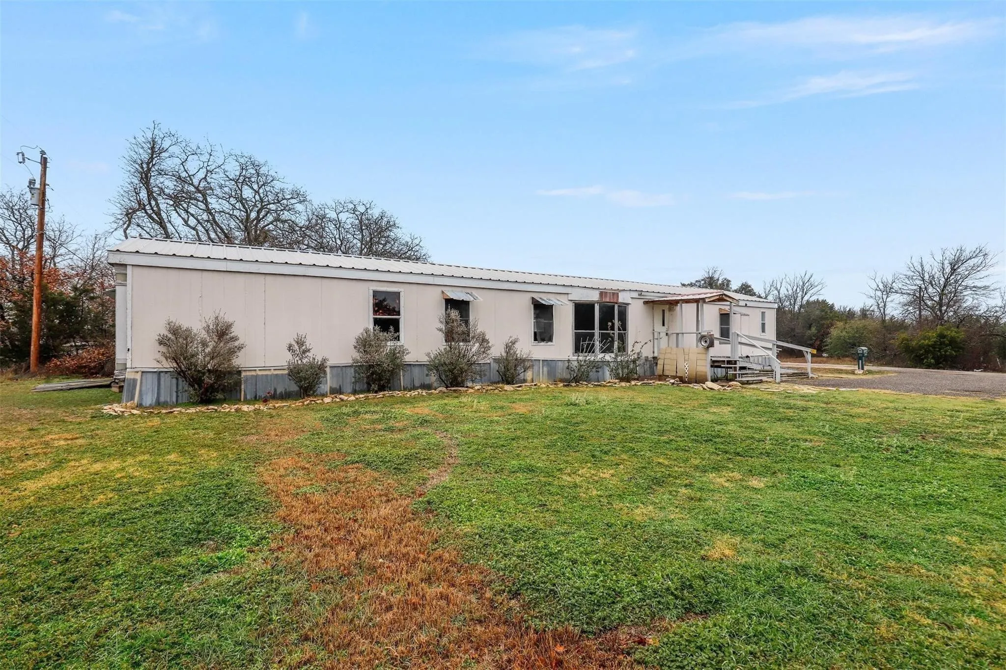 Mobile Home For Sale in Hood County , 4012 Nebraska Trail, Granbury, Texas 76048, 3 Bedroom, 2 Bathroom, Garage spaces, 1,404 Sqft, built in 1992, Price $80,000, mls#21350291, Real Estate Agent in Granbury, Homes For Sale in Hood county, Homes For Sale in Granbury, Realtor in Granbury Texas, Real Estate Brokerage Independent Realty Texas, Luminita Cordes Realtor