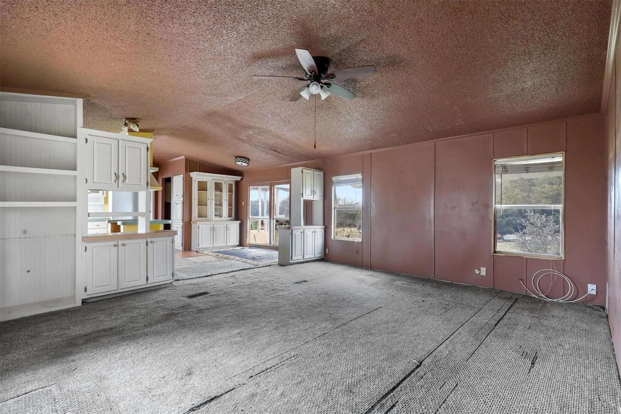 Mobile Home For Sale in Hood County , 4012 Nebraska Trail, Granbury, Texas 76048, 3 Bedroom, 2 Bathroom, Garage spaces, 1,404 Sqft, built in 1992, Price $80,000, mls#21350291, Real Estate Agent in Granbury, Homes For Sale in Hood county, Homes For Sale in Granbury, Realtor in Granbury Texas, Real Estate Brokerage Independent Realty Texas, Luminita Cordes Realtor