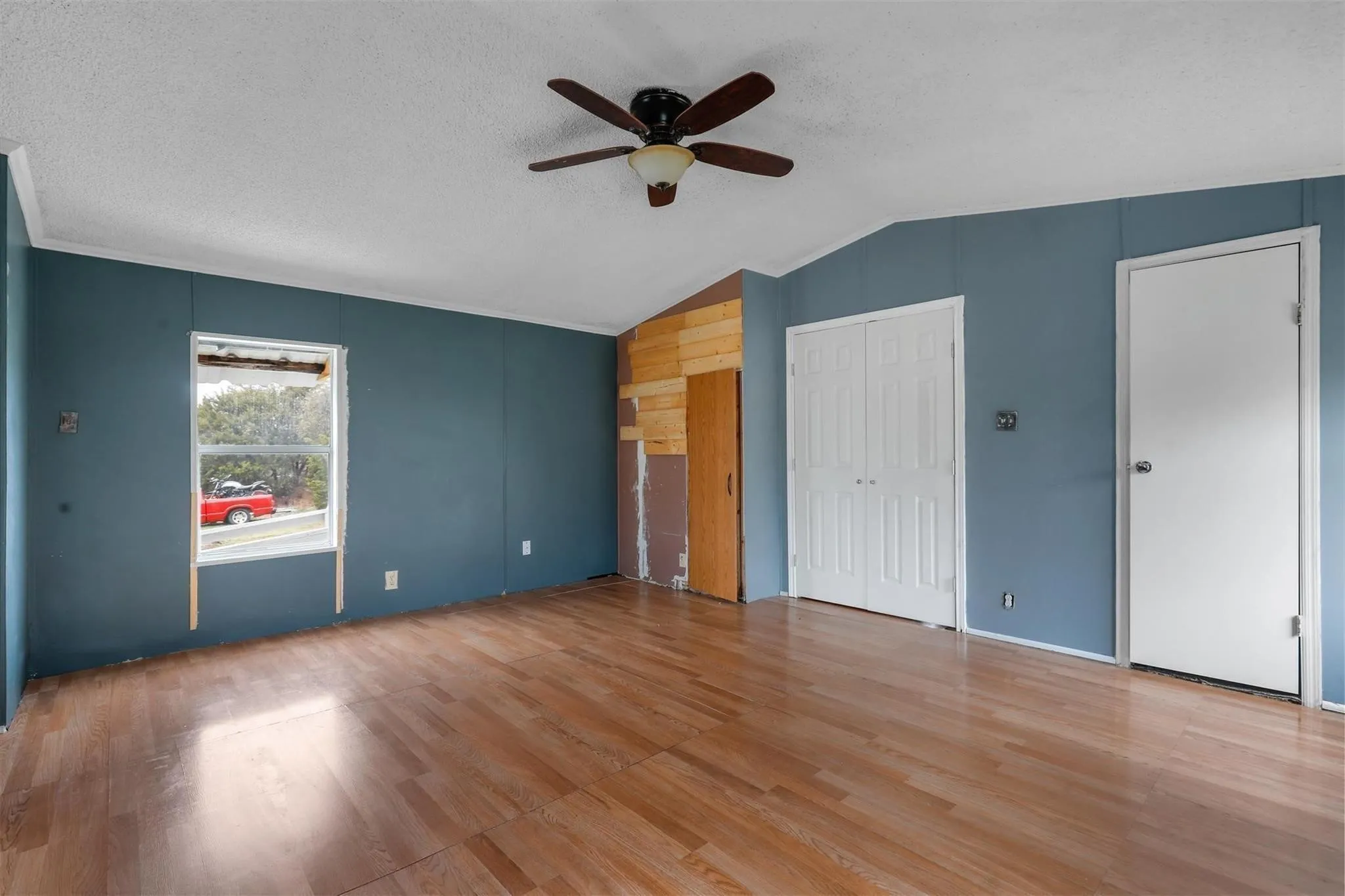 Mobile Home For Sale in Hood County , 4012 Nebraska Trail, Granbury, Texas 76048, 3 Bedroom, 2 Bathroom, Garage spaces, 1,404 Sqft, built in 1992, Price $80,000, mls#21350291, Real Estate Agent in Granbury, Homes For Sale in Hood county, Homes For Sale in Granbury, Realtor in Granbury Texas, Real Estate Brokerage Independent Realty Texas, Luminita Cordes Realtor