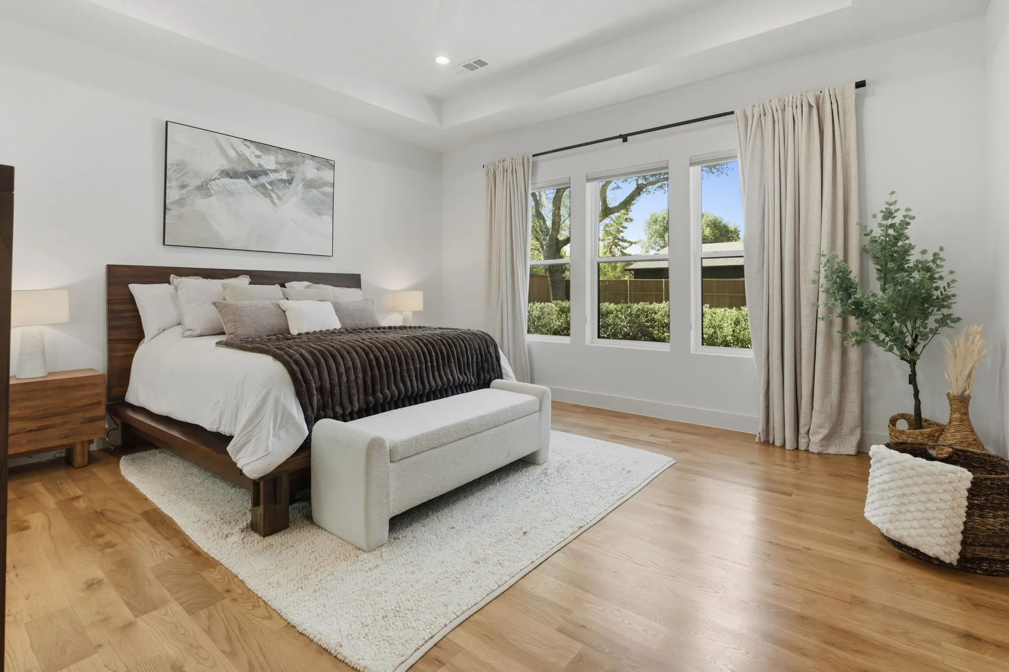 Tray ceiling with recessed lighting