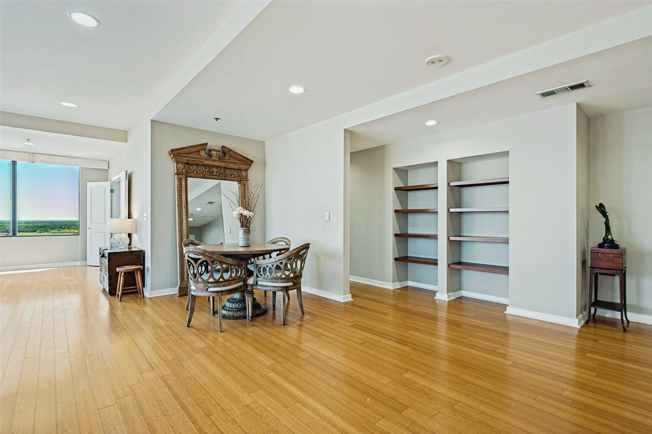 Condominium For Rent in Dallas County , 1200 Main Street 2512, Dallas, Texas 75202, 3 Bedroom, 3 Bathroom, 2 Garage spaces, 2,101 Sqft, built in 1974, mls#21359103, Real Estate Agent in Dallas, Homes For Rent in Dallas county, Homes For Rent in Dallas, Realtor in Dallas Texas, Real Estate Brokerage Independent Realty Texas, Luminita Cordes Realtor