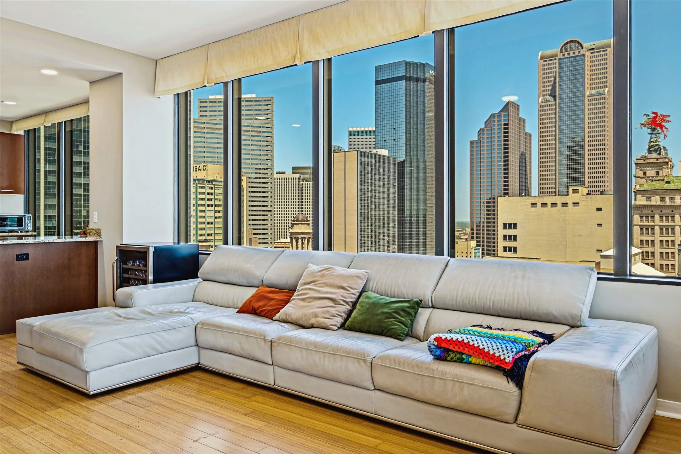 Condominium For Rent in Dallas County , 1200 Main Street 2512, Dallas, Texas 75202, 3 Bedroom, 3 Bathroom, 2 Garage spaces, 2,101 Sqft, built in 1974, mls#21359103, Real Estate Agent in Dallas, Homes For Rent in Dallas county, Homes For Rent in Dallas, Realtor in Dallas Texas, Real Estate Brokerage Independent Realty Texas, Luminita Cordes Realtor