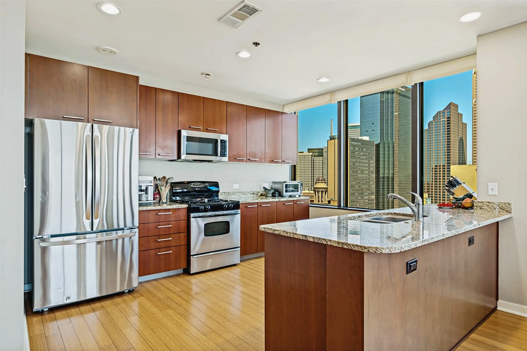 Condominium For Rent in Dallas County , 1200 Main Street 2512, Dallas, Texas 75202, 3 Bedroom, 3 Bathroom, 2 Garage spaces, 2,101 Sqft, built in 1974, mls#21359103, Real Estate Agent in Dallas, Homes For Rent in Dallas county, Homes For Rent in Dallas, Realtor in Dallas Texas, Real Estate Brokerage Independent Realty Texas, Luminita Cordes Realtor