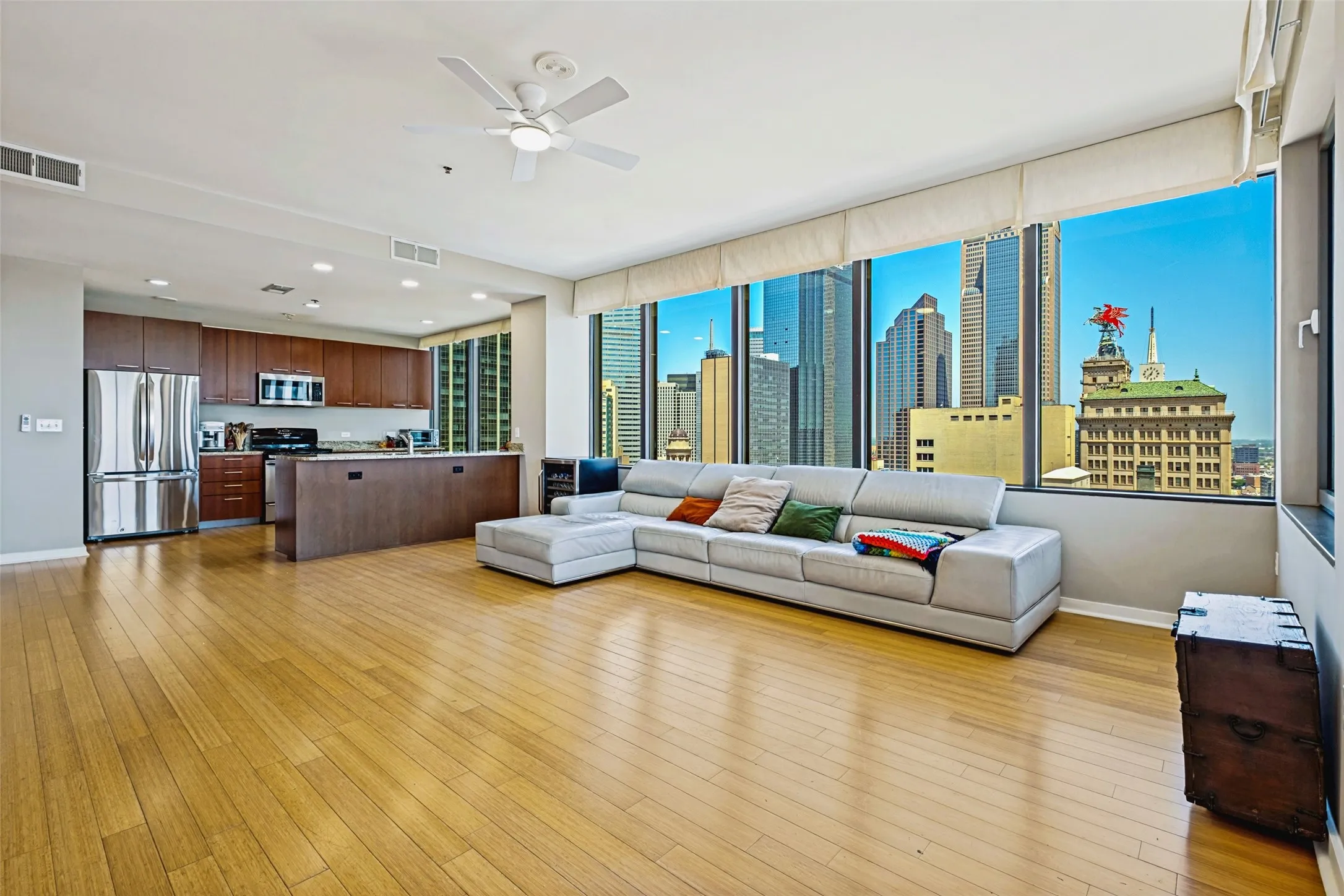 Condominium For Rent in Dallas County , 1200 Main Street 2512, Dallas, Texas 75202, 3 Bedroom, 3 Bathroom, 2 Garage spaces, 2,101 Sqft, built in 1974, mls#21359103, Real Estate Agent in Dallas, Homes For Rent in Dallas county, Homes For Rent in Dallas, Realtor in Dallas Texas, Real Estate Brokerage Independent Realty Texas, Luminita Cordes Realtor