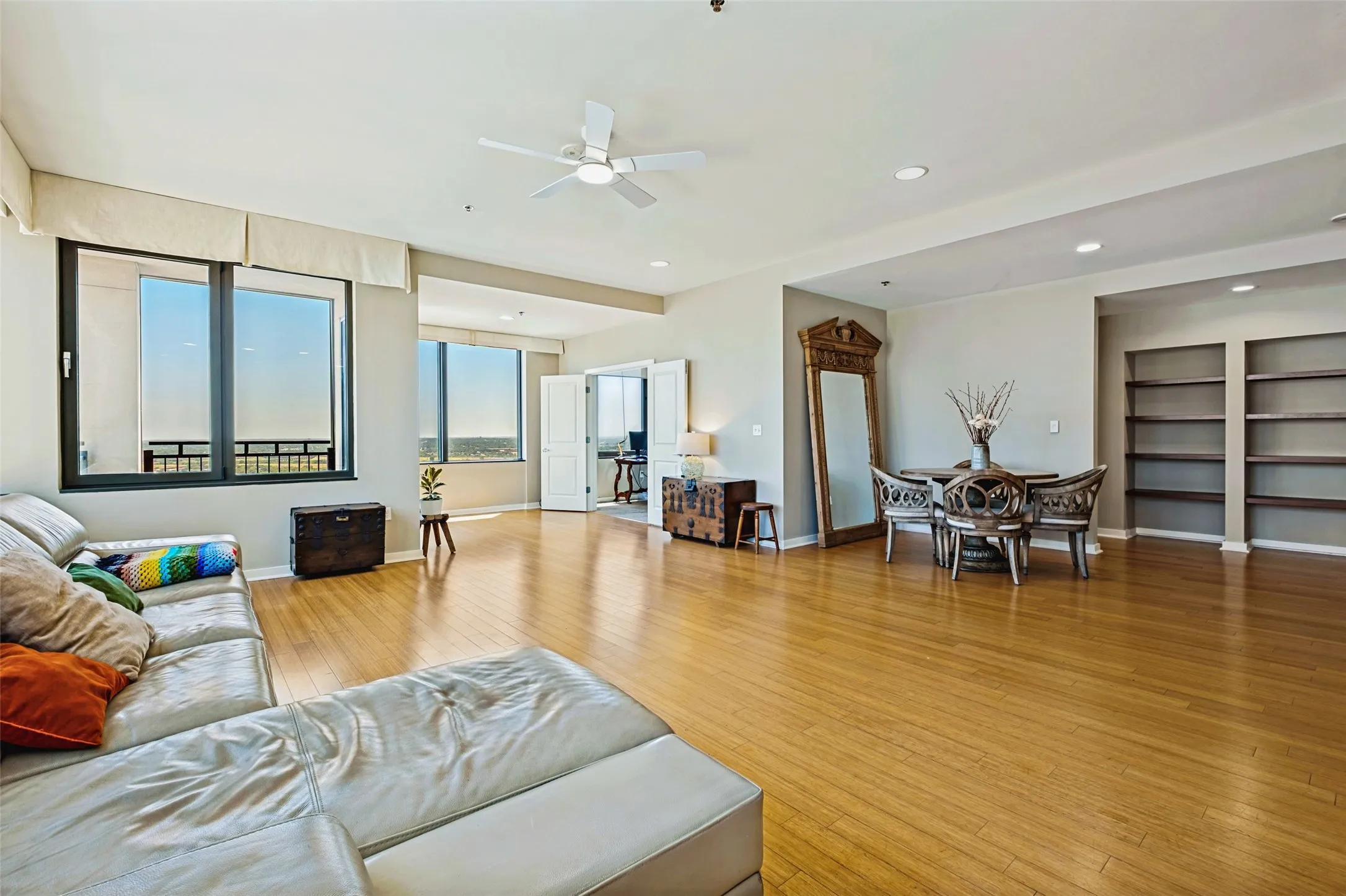 Condominium For Rent in Dallas County , 1200 Main Street 2512, Dallas, Texas 75202, 3 Bedroom, 3 Bathroom, 2 Garage spaces, 2,101 Sqft, built in 1974, mls#21359103, Real Estate Agent in Dallas, Homes For Rent in Dallas county, Homes For Rent in Dallas, Realtor in Dallas Texas, Real Estate Brokerage Independent Realty Texas, Luminita Cordes Realtor