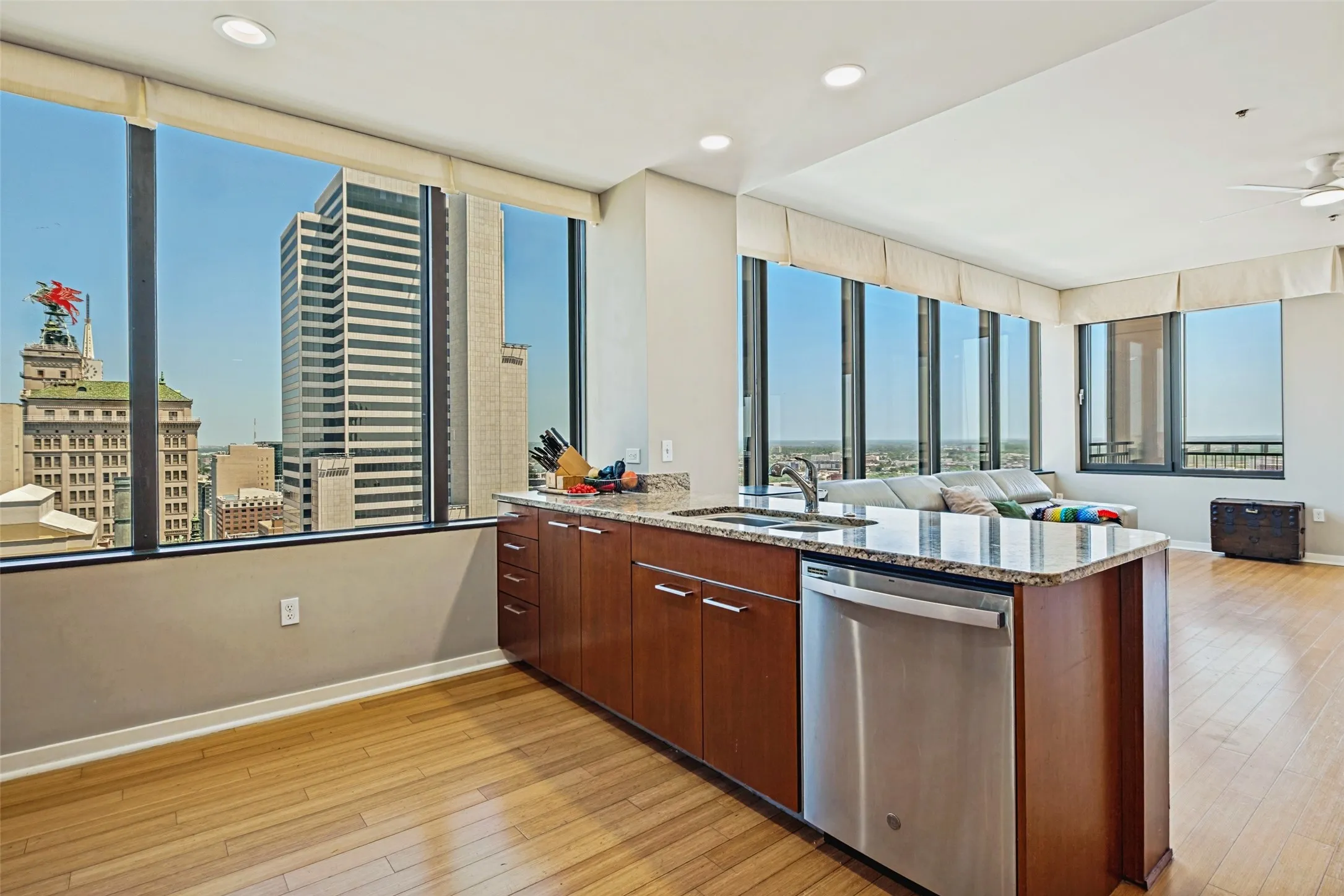 Condominium For Rent in Dallas County , 1200 Main Street 2512, Dallas, Texas 75202, 3 Bedroom, 3 Bathroom, 2 Garage spaces, 2,101 Sqft, built in 1974, mls#21359103, Real Estate Agent in Dallas, Homes For Rent in Dallas county, Homes For Rent in Dallas, Realtor in Dallas Texas, Real Estate Brokerage Independent Realty Texas, Luminita Cordes Realtor