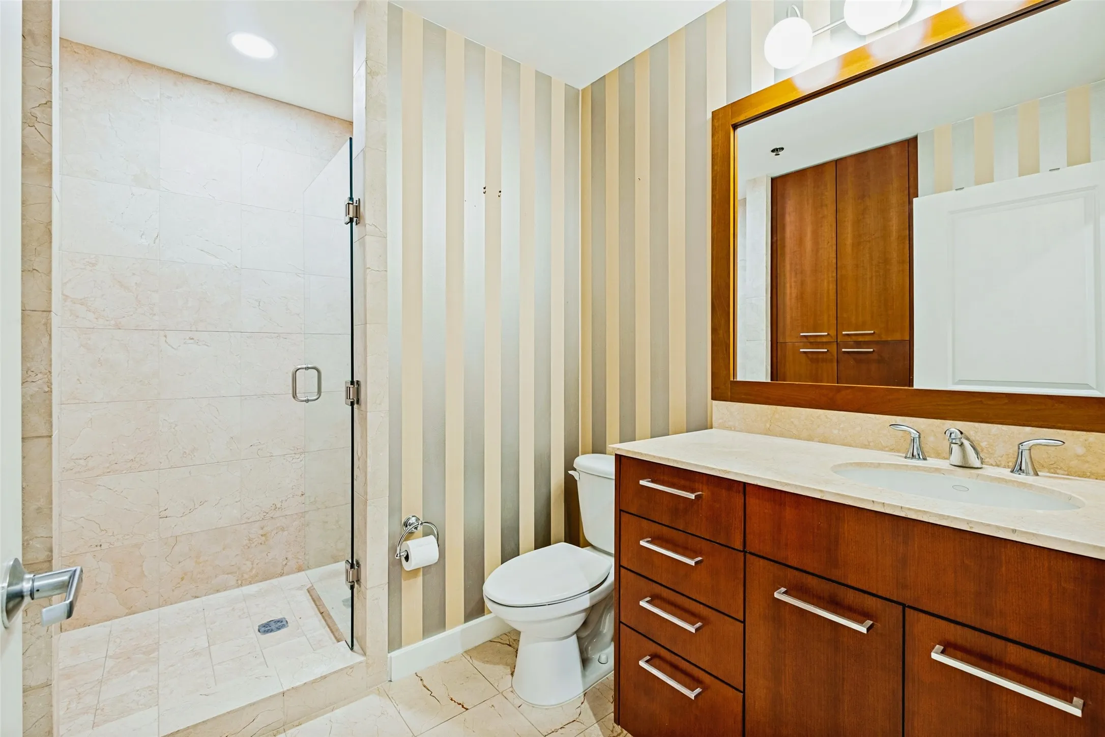 Condominium For Rent in Dallas County , 1200 Main Street 2512, Dallas, Texas 75202, 3 Bedroom, 3 Bathroom, 2 Garage spaces, 2,101 Sqft, built in 1974, mls#21359103, Real Estate Agent in Dallas, Homes For Rent in Dallas county, Homes For Rent in Dallas, Realtor in Dallas Texas, Real Estate Brokerage Independent Realty Texas, Luminita Cordes Realtor
